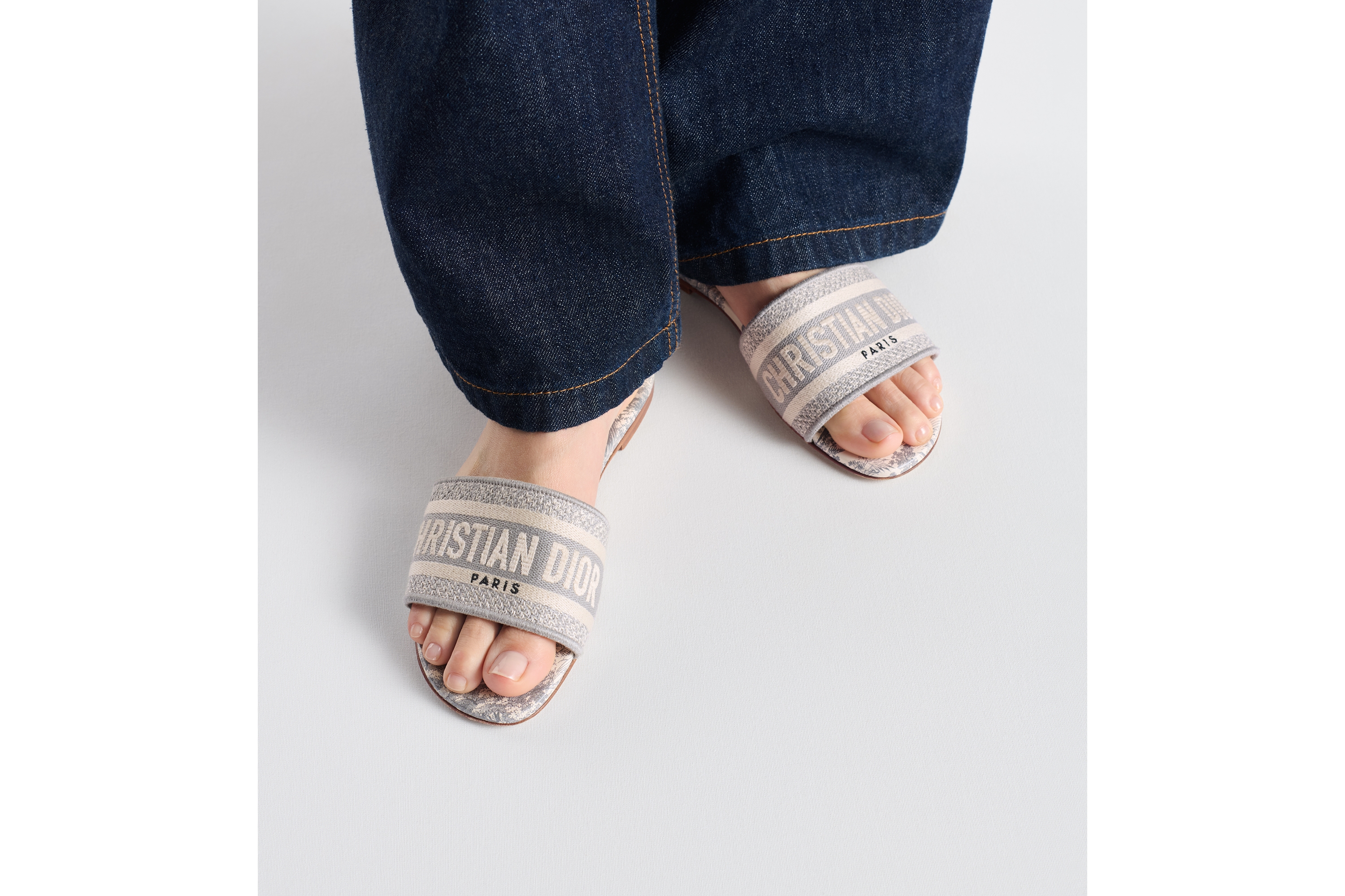 Look Dway Slide Gray Embroidered Cotton and Toile de Jouy Motif E15