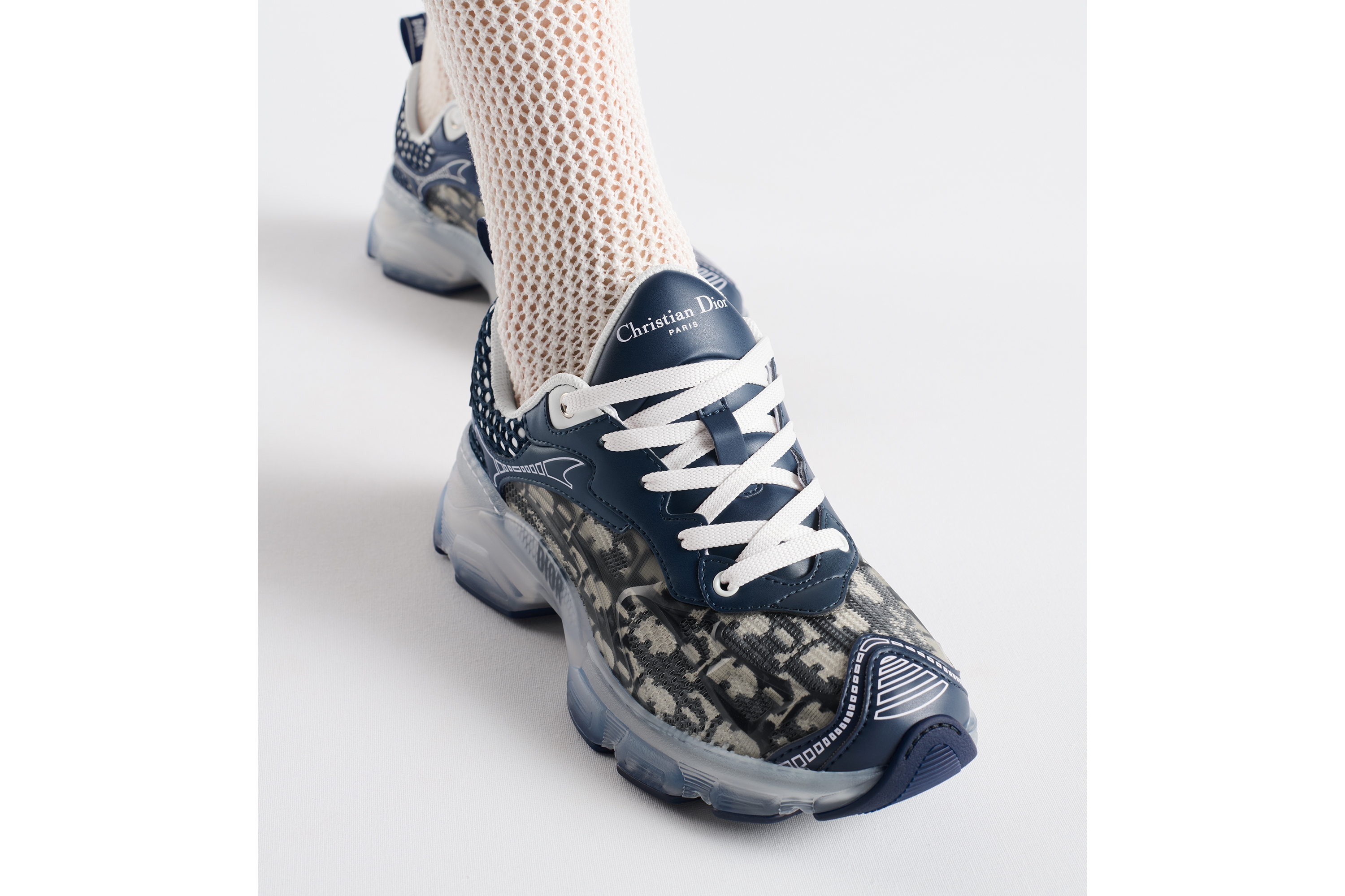 Look Dior Vibe Sneaker Deep Blue Dior Oblique Technical Fabric and Transparent Rubber E15