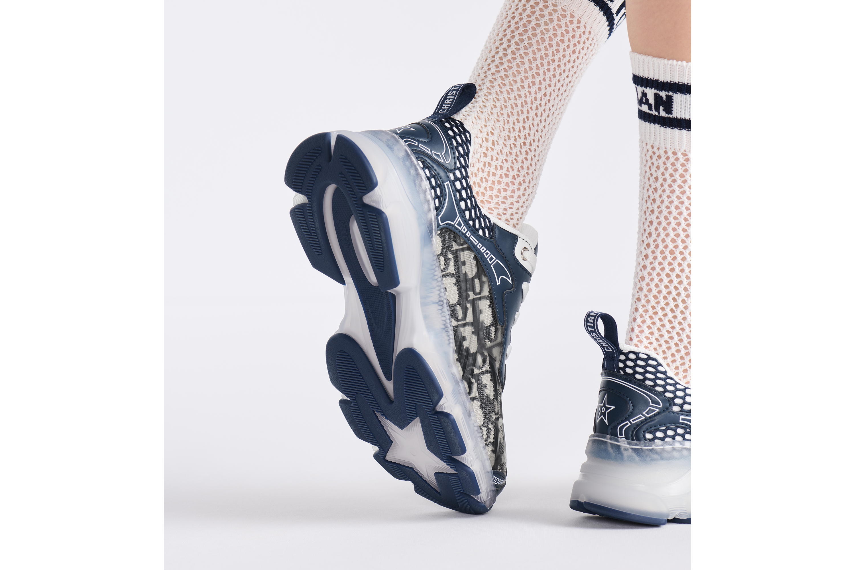 Look Dior Vibe Sneaker Deep Blue Dior Oblique Technical Fabric and Transparent Rubber E16