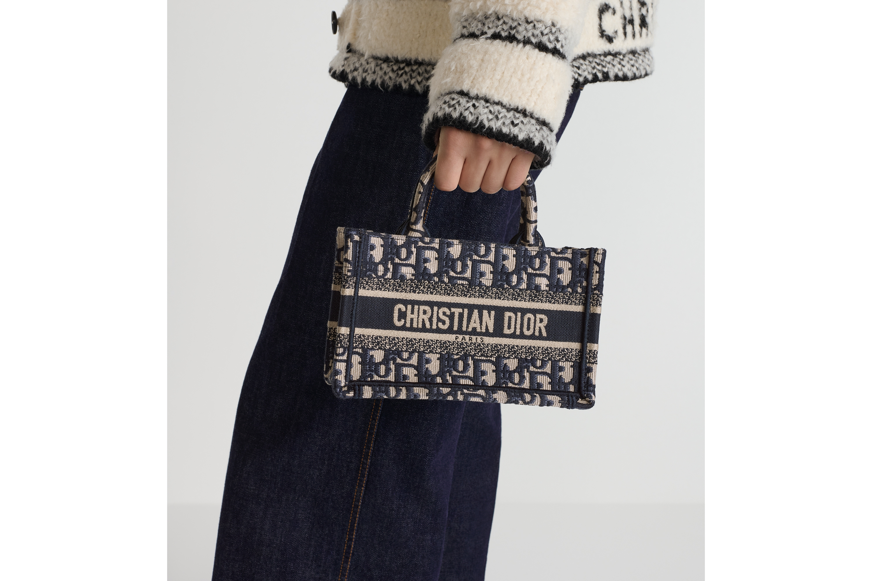 look_image_alt_prefix Mini Dior Book Tote Dior Oblique Stickerei in Blau (21,5 x 13 x 7,5 cm) E10