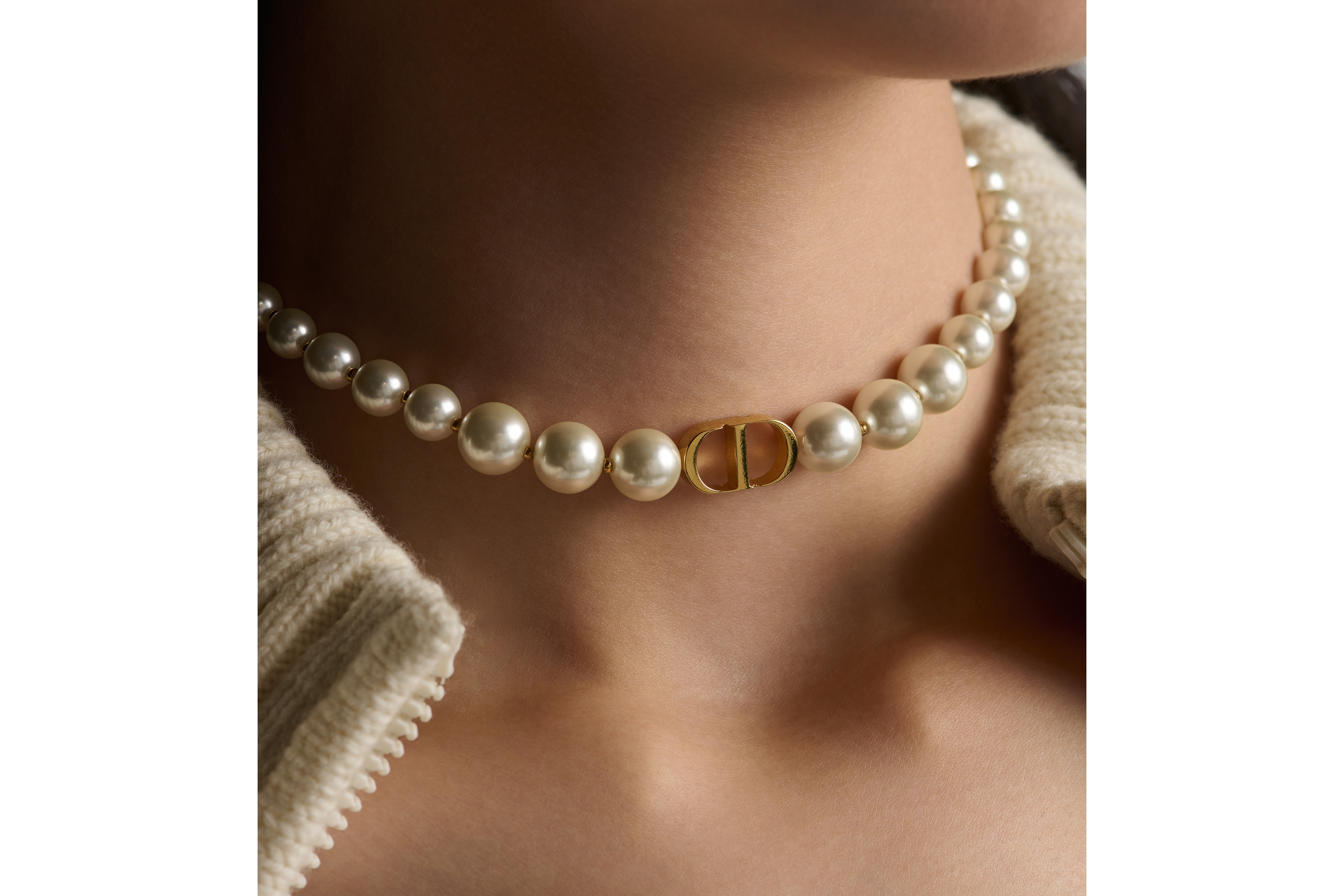 Look 30 Montaigne Short Necklace Gold-Finish Metal and White Resin Pearls E12