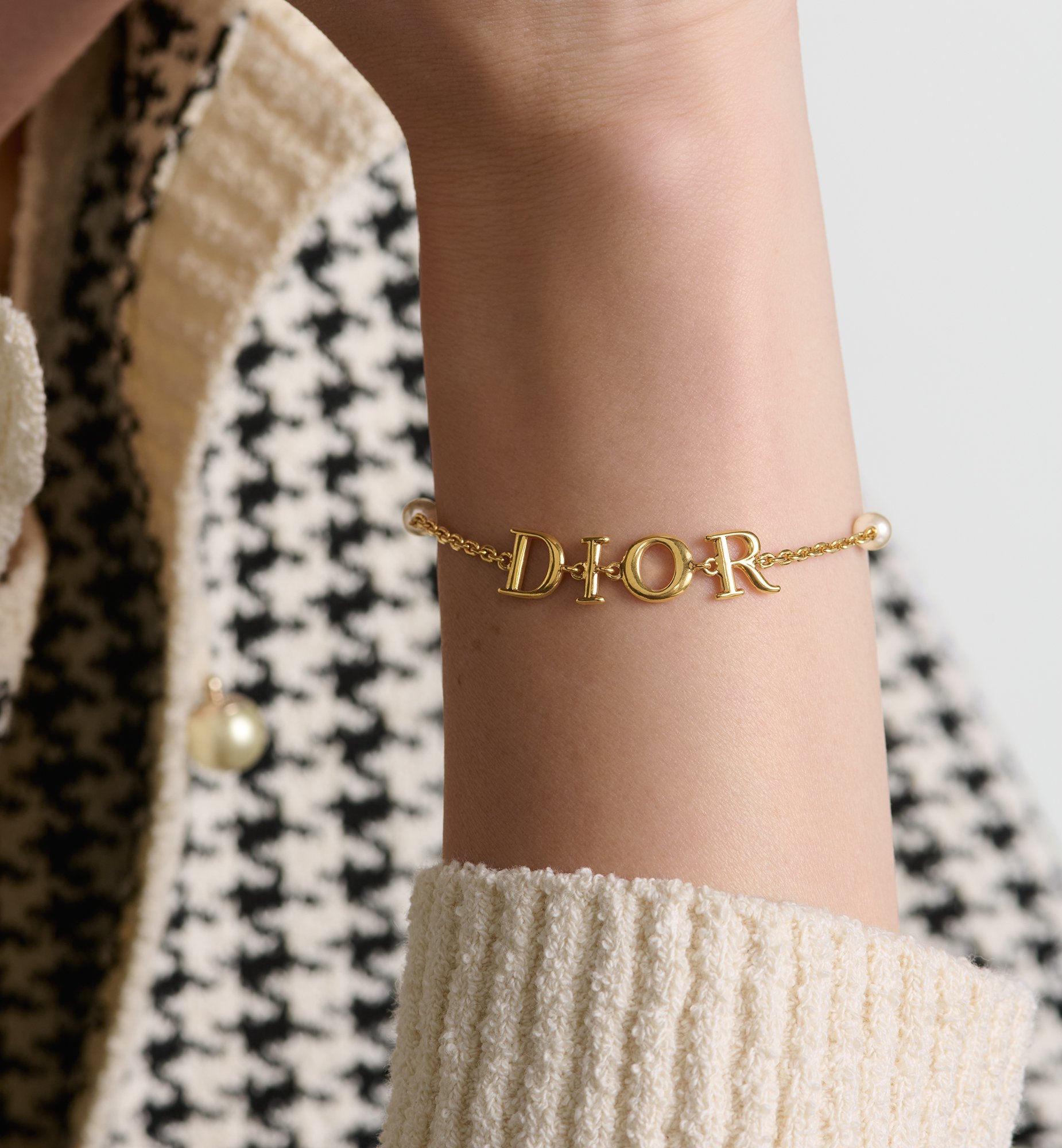 Dio(r)evolution Bracelet Gold-Finish Metal and White Resin Dio(r)evolution Bracelet Gold-Finish Metal and White Resin