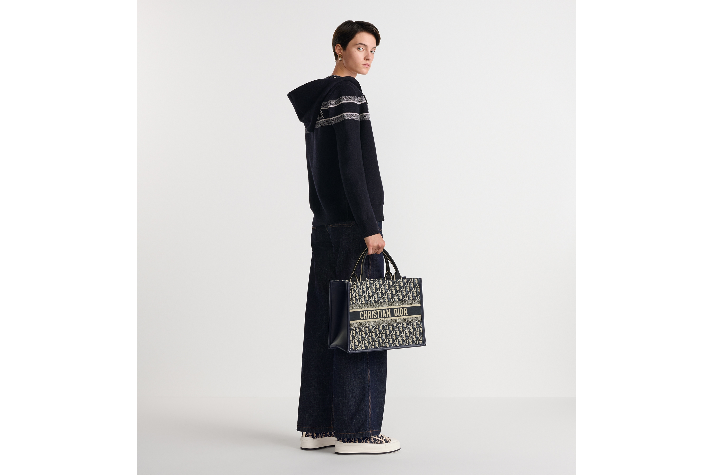 look_image_alt_prefix 中碼 Dior Book Tote 藍色 Dior Oblique 刺繡和小牛皮（36.5 x 28 x 16.5 厘米） E05