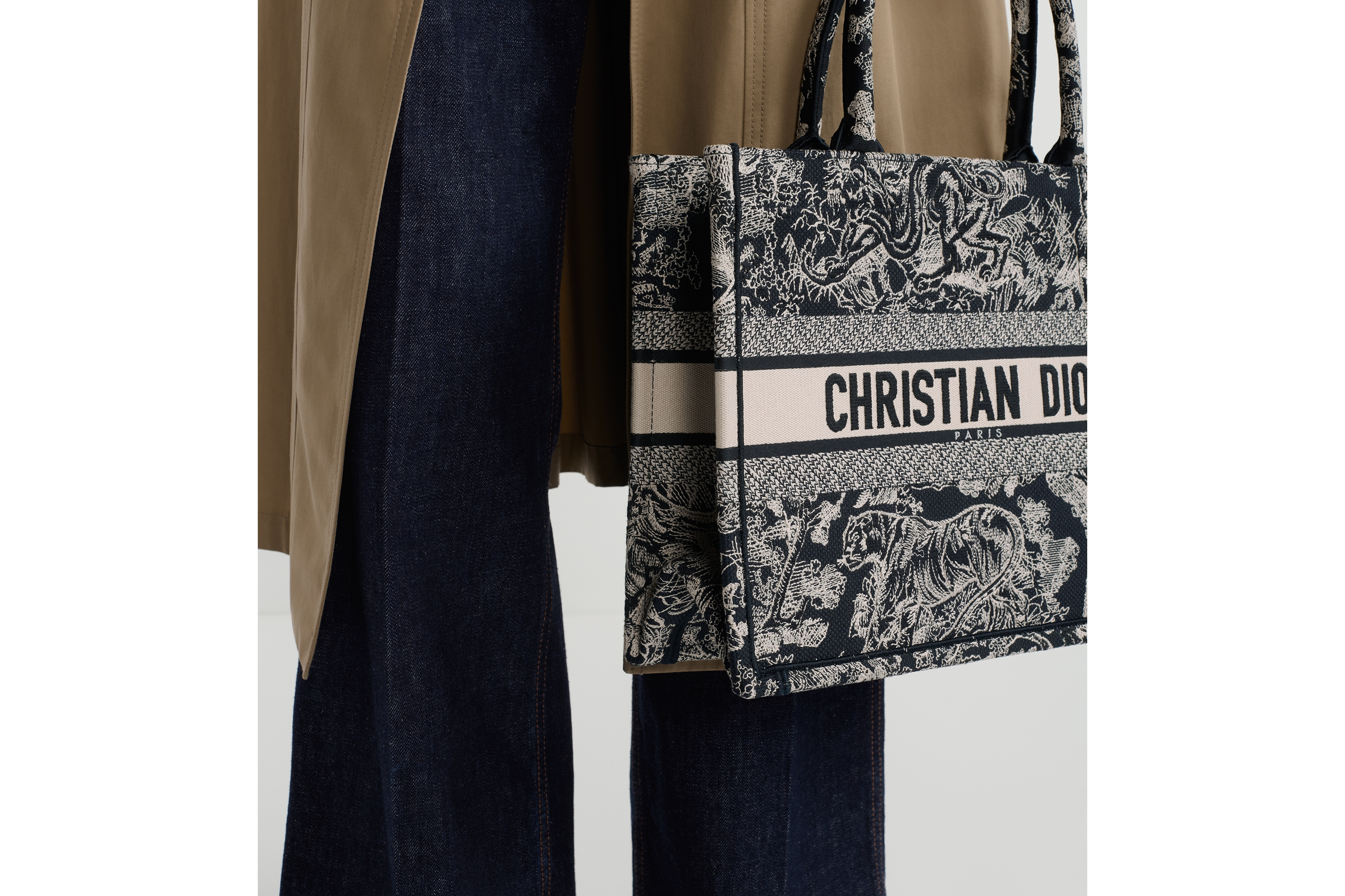 Look Sac Dior Book Tote Medium Broderie Toile de Jouy Reverse bleue et écrue (36 x 27,5 x 16,5 cm) E17