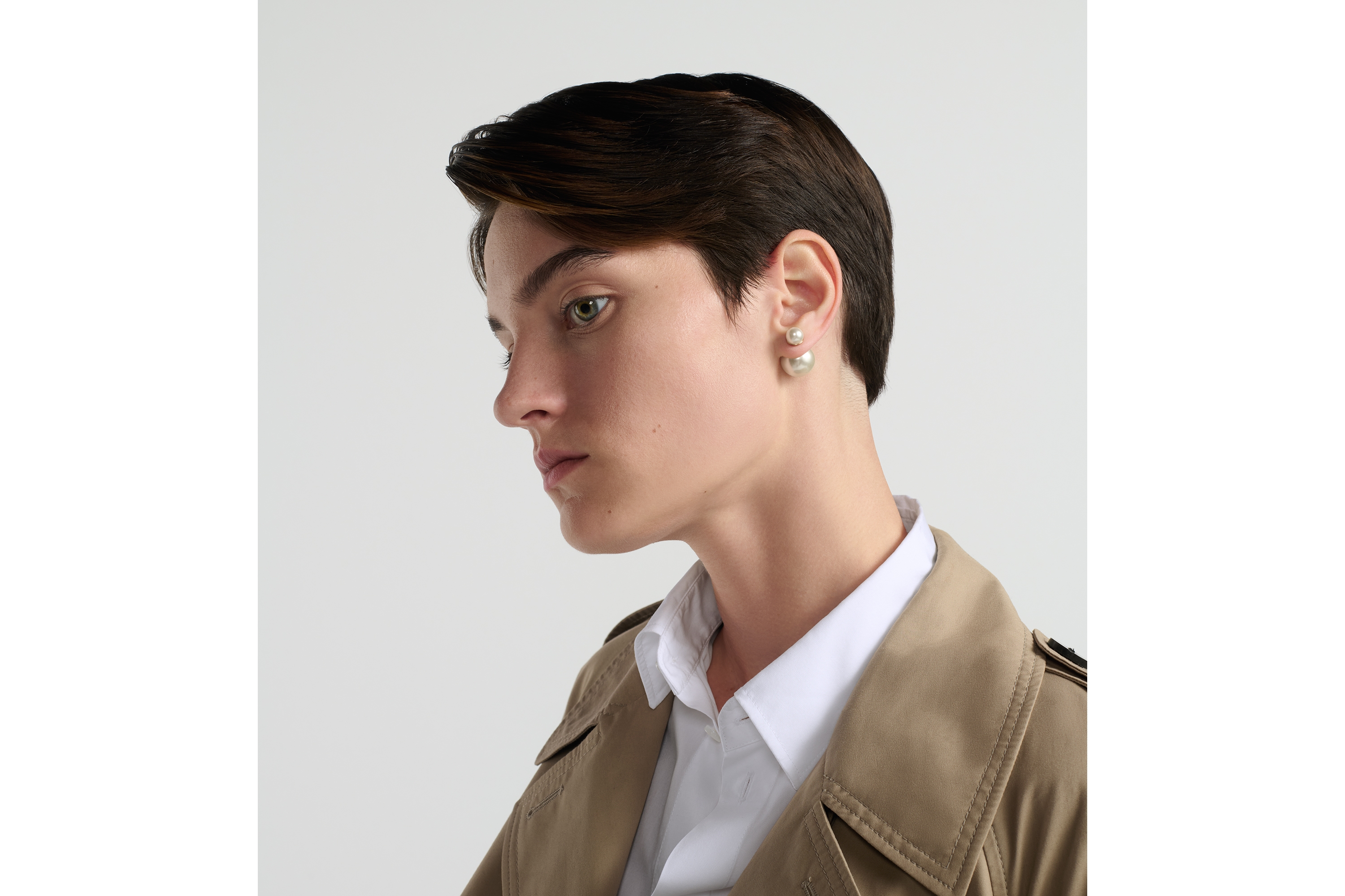 look_image_alt_prefix Dior Tribales-oorbellen Metaal met goudkleurige afwerking en witte harsparels E07