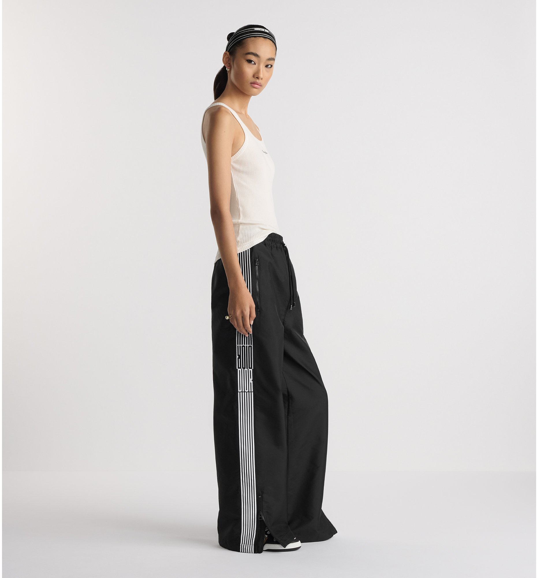 aria_look Loose Flared Pants Profile view