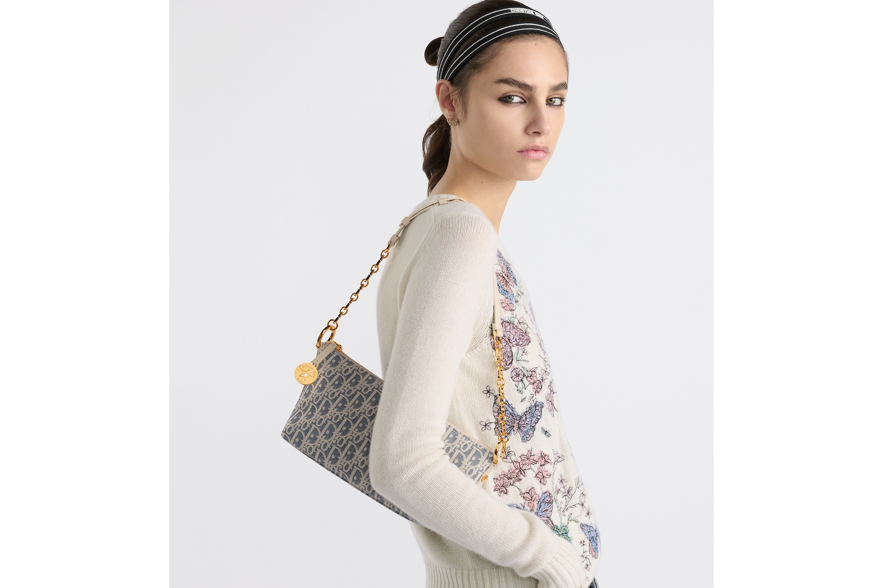 Look Sac hobo Diorstar à chaîne Tissu Chambray avec effet raphia Dior Oblique bleu et cuir de veau lisse couleur biscuit clair E05