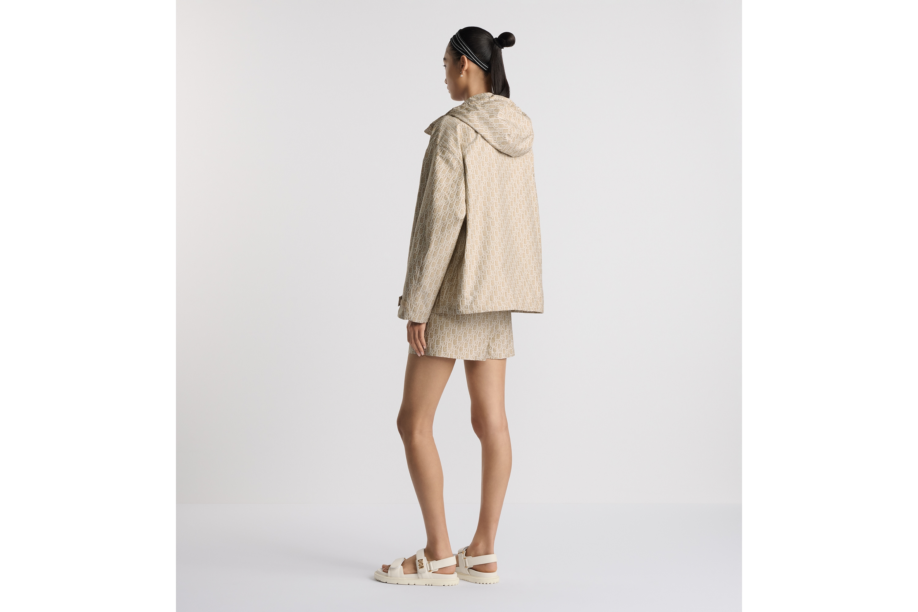 look_image_alt_prefix Chaqueta con capucha Jacquard de tafetán técnico beige con motivo Dior Oblique E02