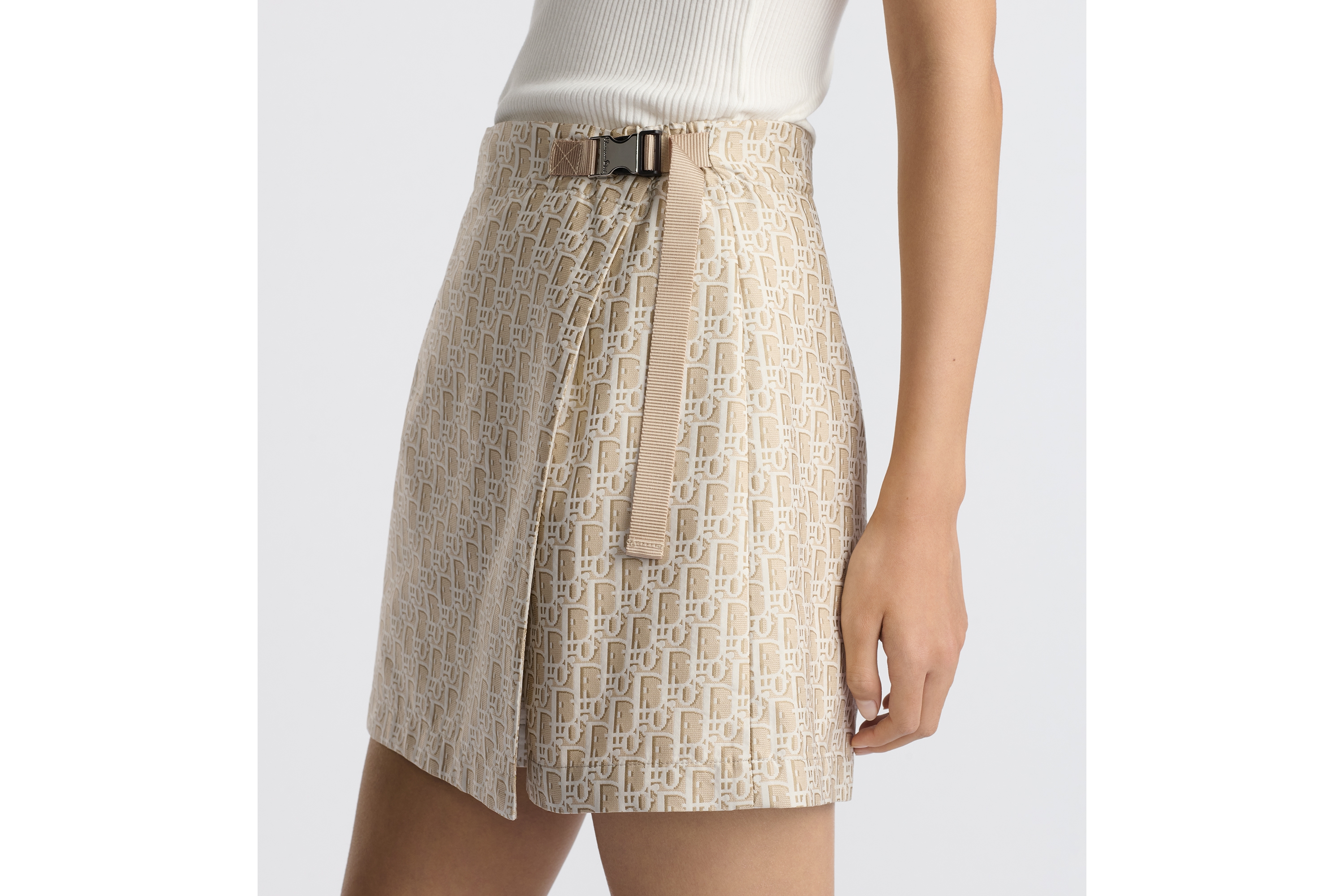 look_image_alt_prefix Short-saia Jacquard de tafetá técnico bege com motivo Dior Oblique E10