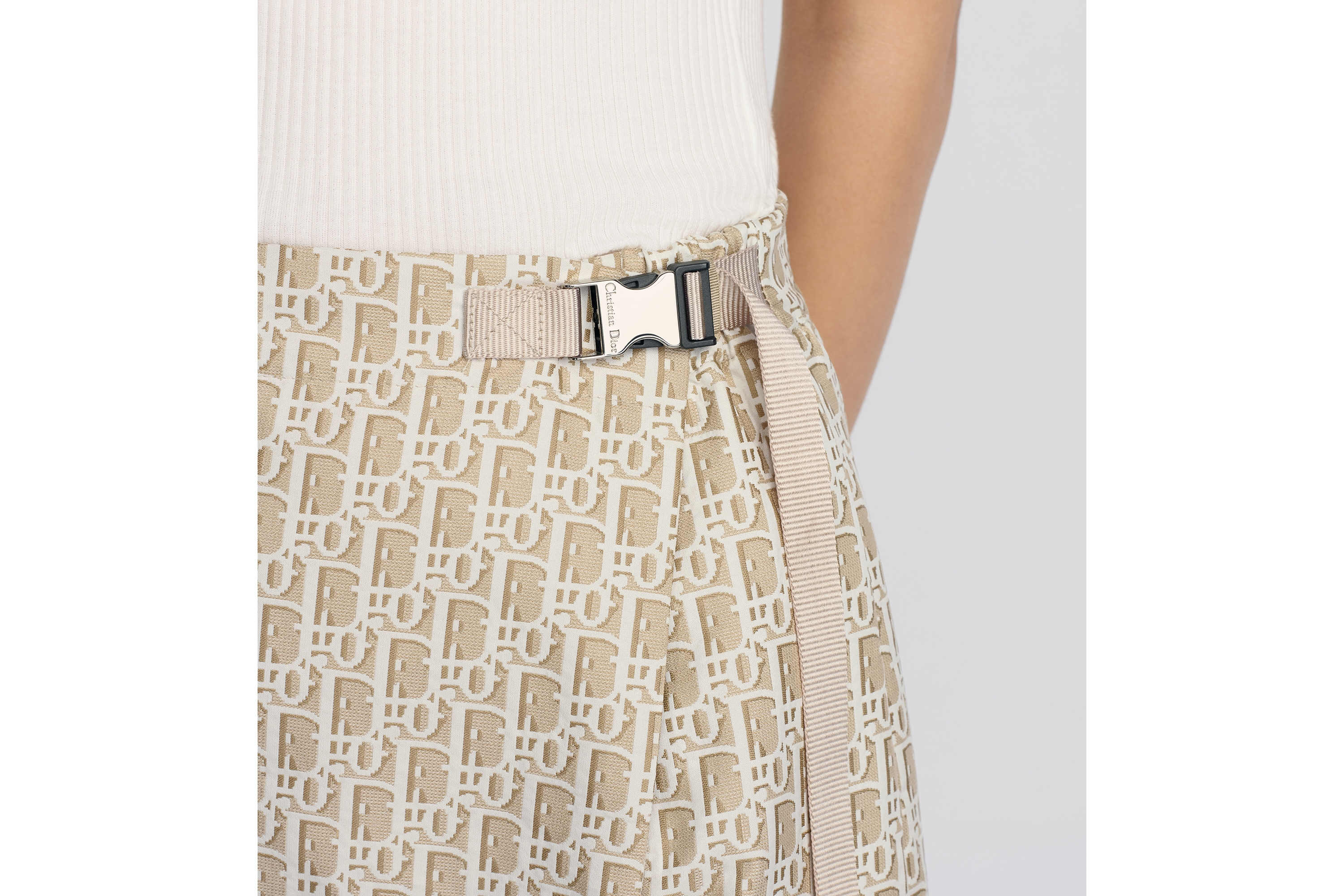 look_image_alt_prefix Short-saia Jacquard de tafetá técnico bege com motivo Dior Oblique E13