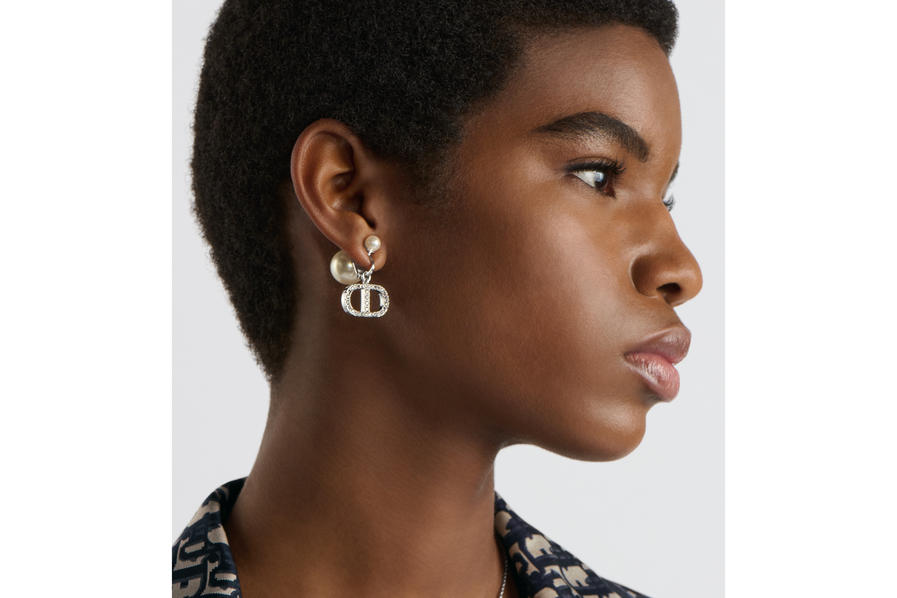 ต่างหู Dior Tribales แบบหนีบ โลหะเคลือบเงินประดับไข่มุกเรซินสีขาวและคริสตัลโทนสีเงิน E08