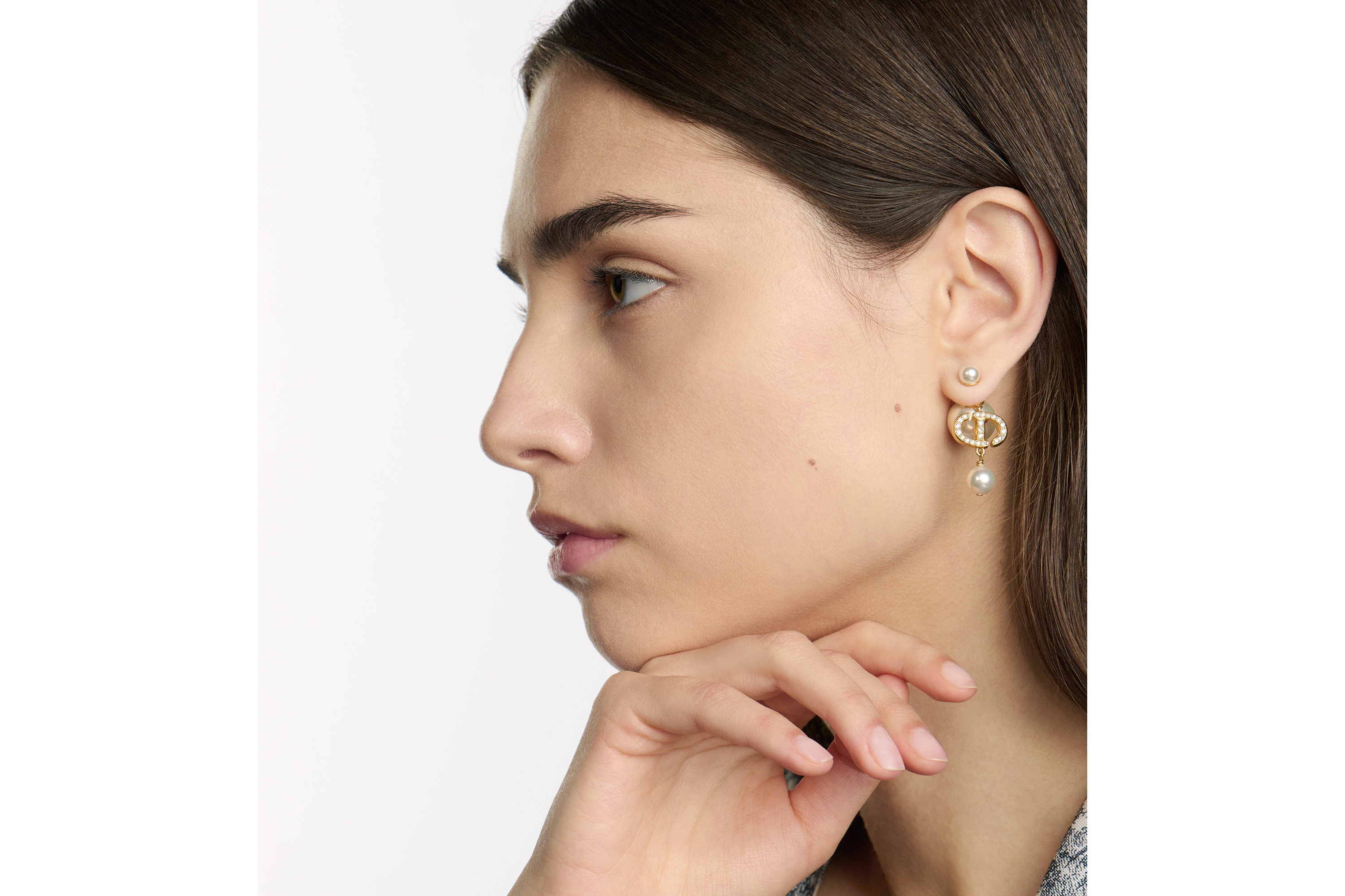 look_image_alt_prefix Brincos Dior Tribales Metal com acabamento dourado, pérolas de resina brancas e cristais brancos E07