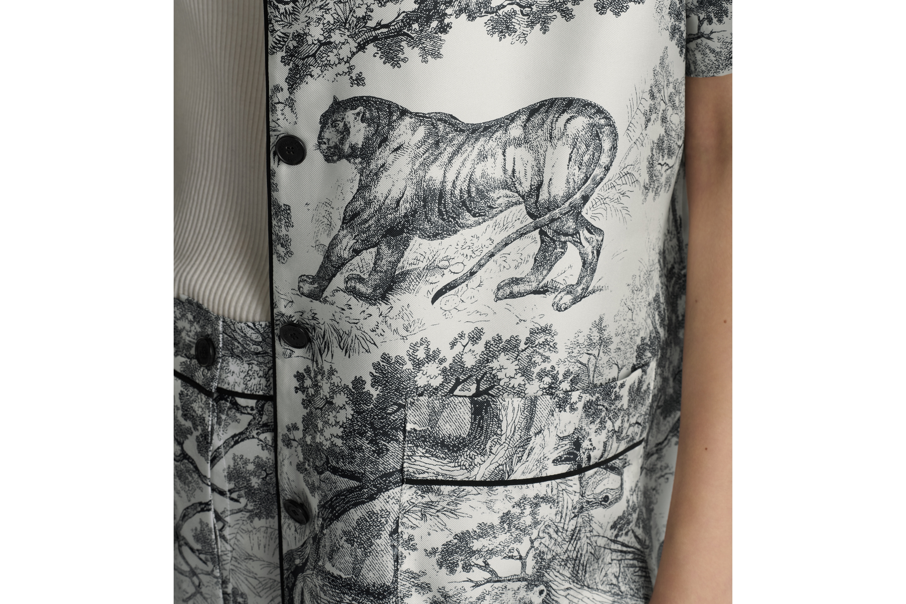 Look Dior Chez Moi Short-Sleeved Shirt White and Navy Blue Toile de Jouy Silk Twill E13