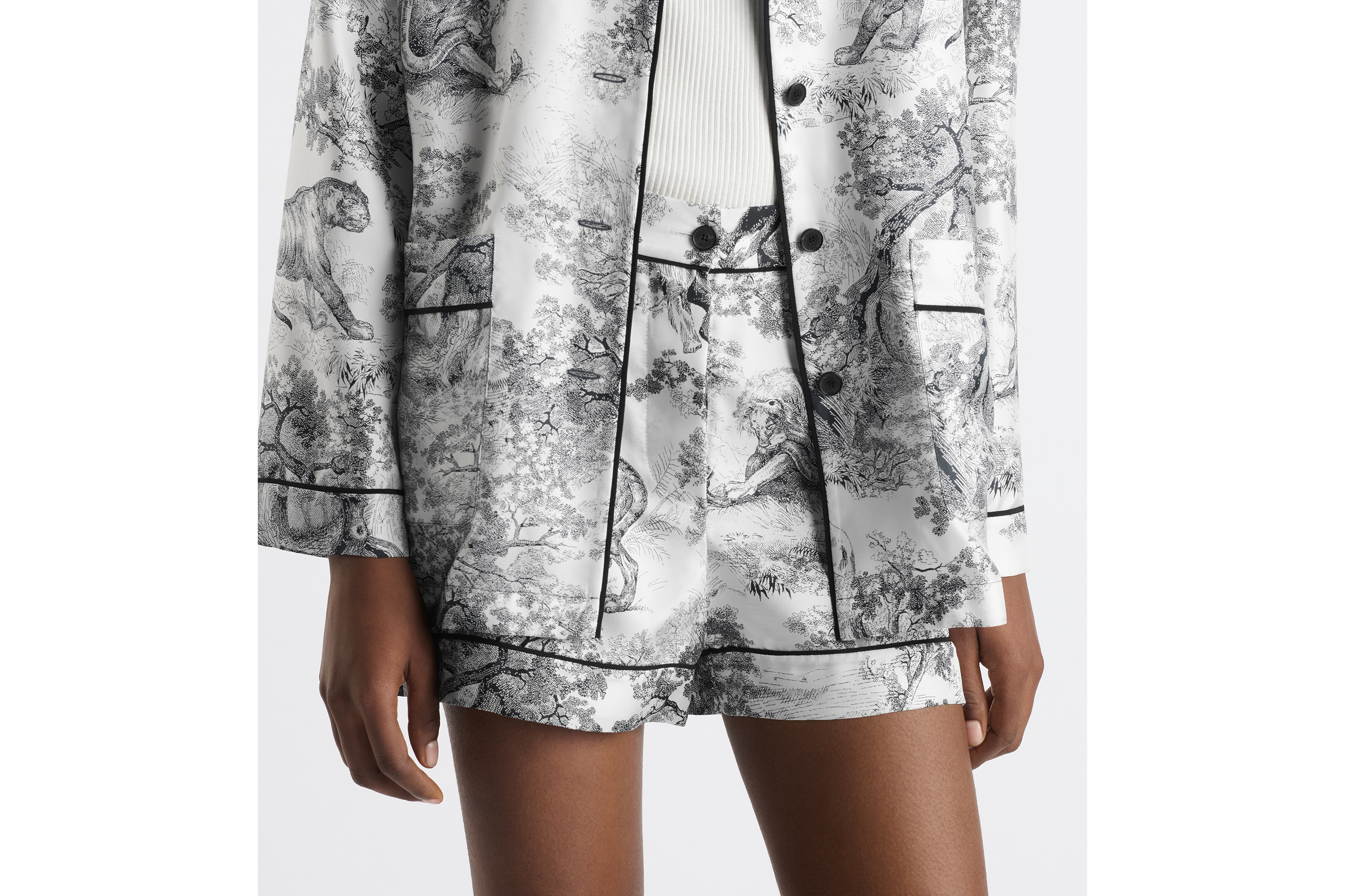 look_image_alt_prefix Dior Chez Moi 쇼츠 화이트 & 네이비 블루 Toile de Jouy 실크 트윌 E13