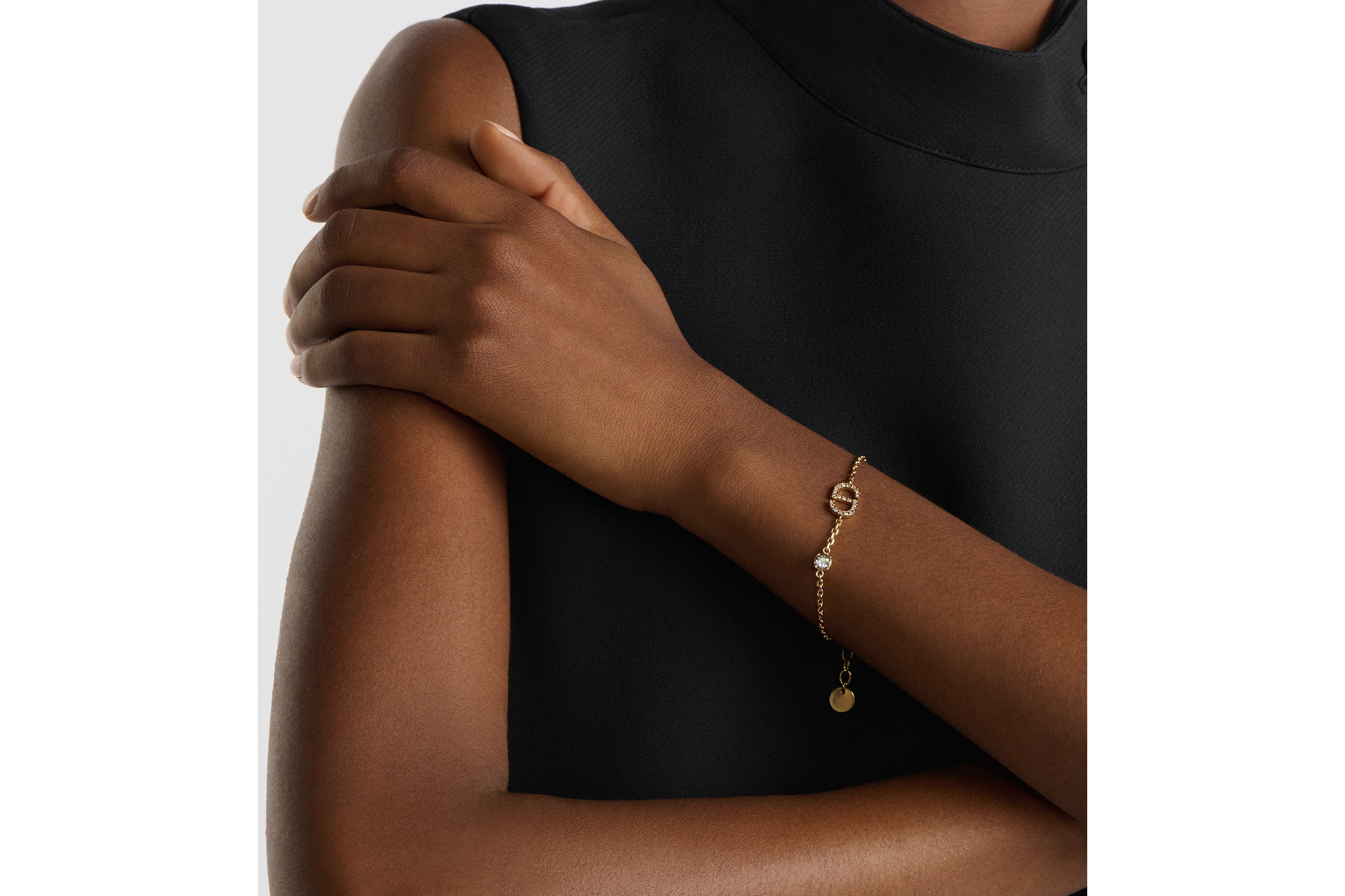 look_image_alt_prefix Pulseira Petit CD Metal com acabamento dourado e cristais brancos E10