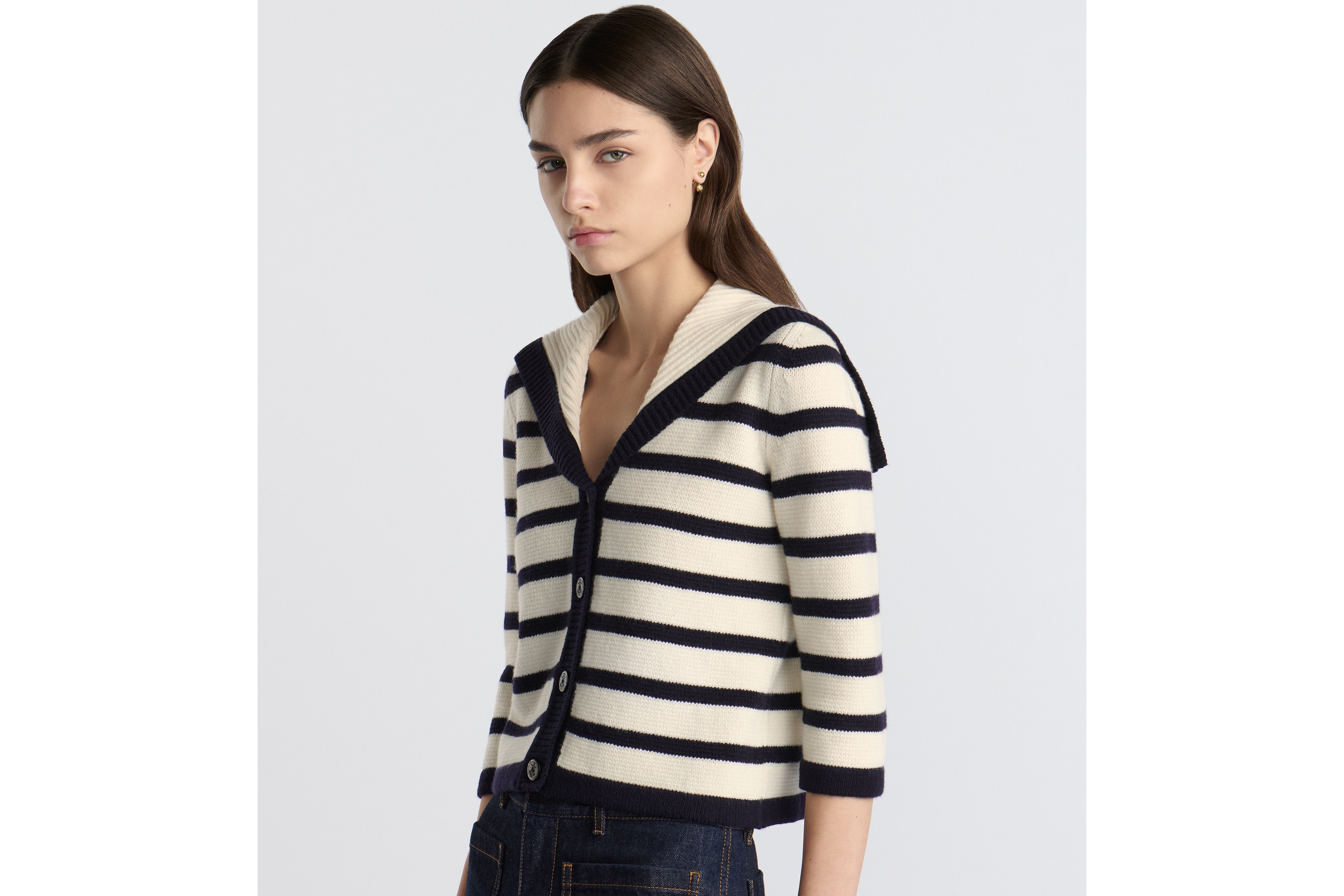 Look Cardigan Dior Marinière Maille de laine vierge et cachemire à motif D-Stripes bleu marine et écru E04