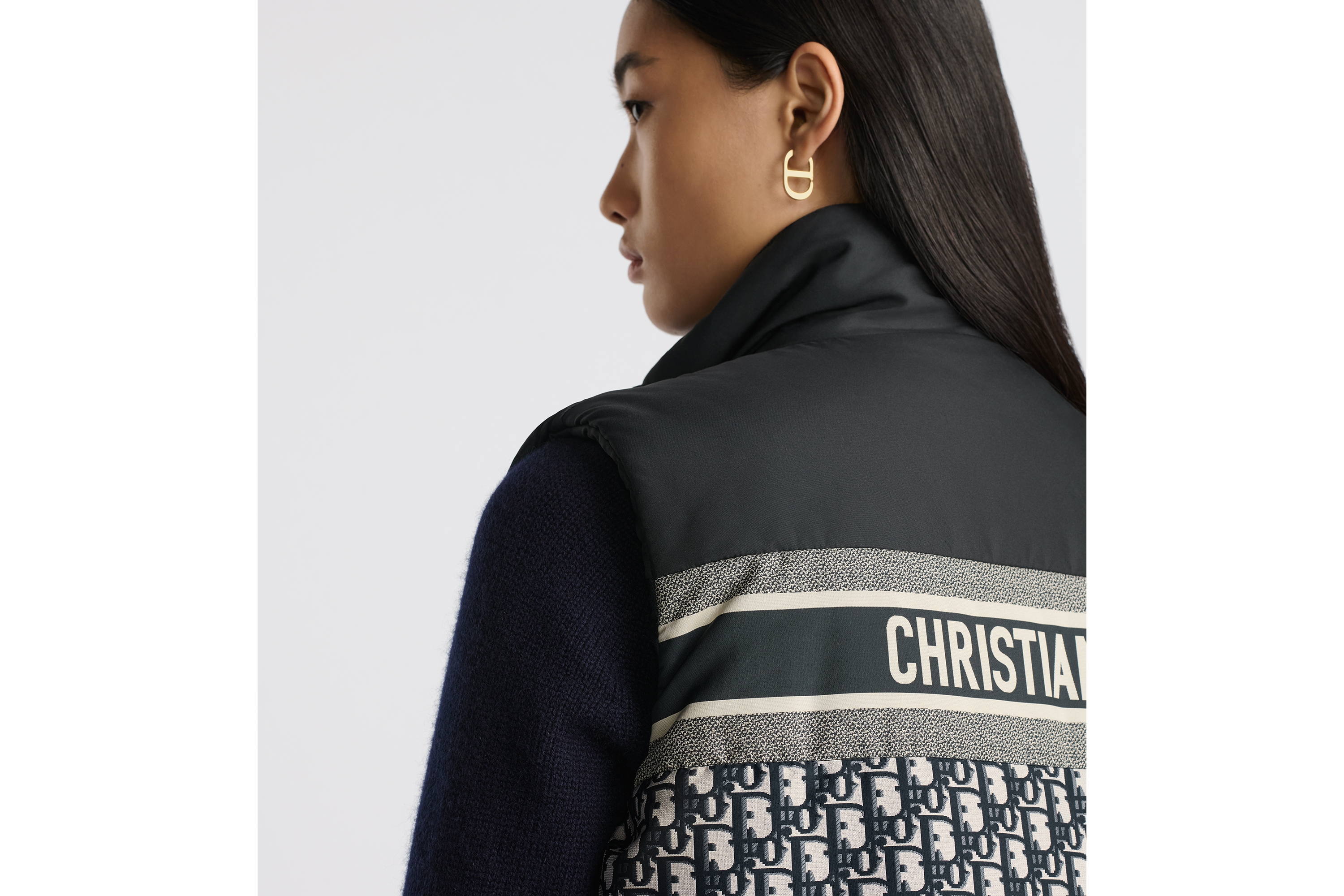 Look Doudoune sans manches réversible Taffetas technique matelassé à motif Dior Oblique bleu et écru E06