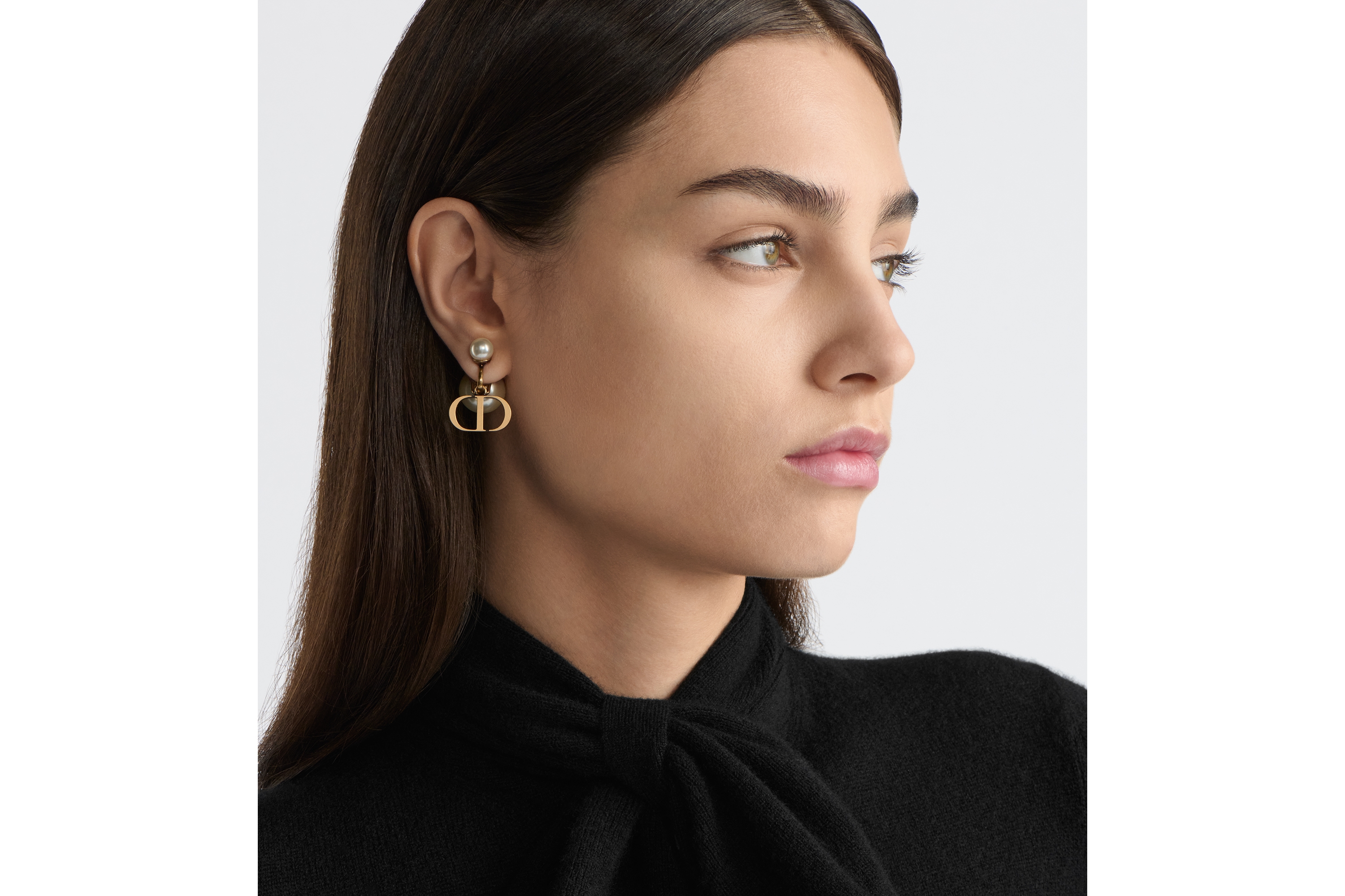 ต่างหู Dior Tribales แบบหนีบ โลหะเคลือบทองสไตล์แอนทีคและไข่มุกเรซินสีขาว E08