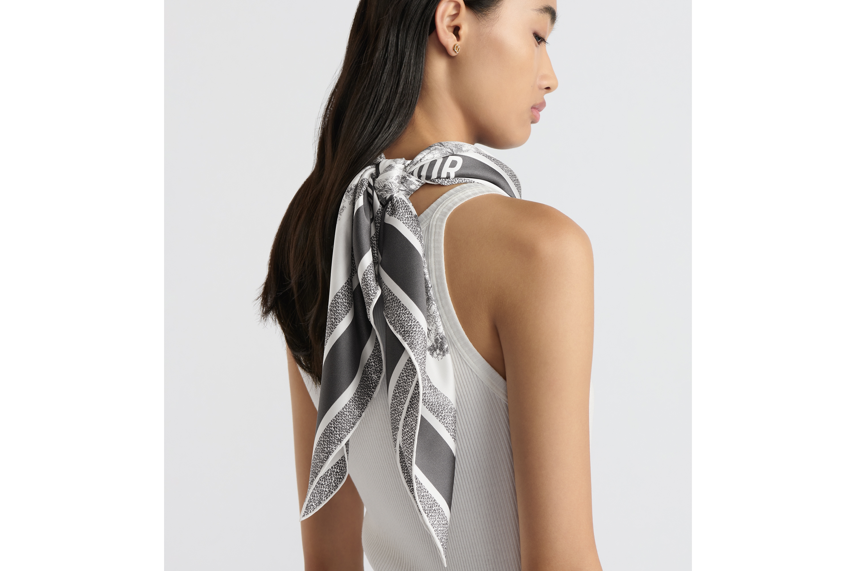 Look Toile de Jouy Sauvage 90 Square Scarf Ivory and Gray Silk Twill E06