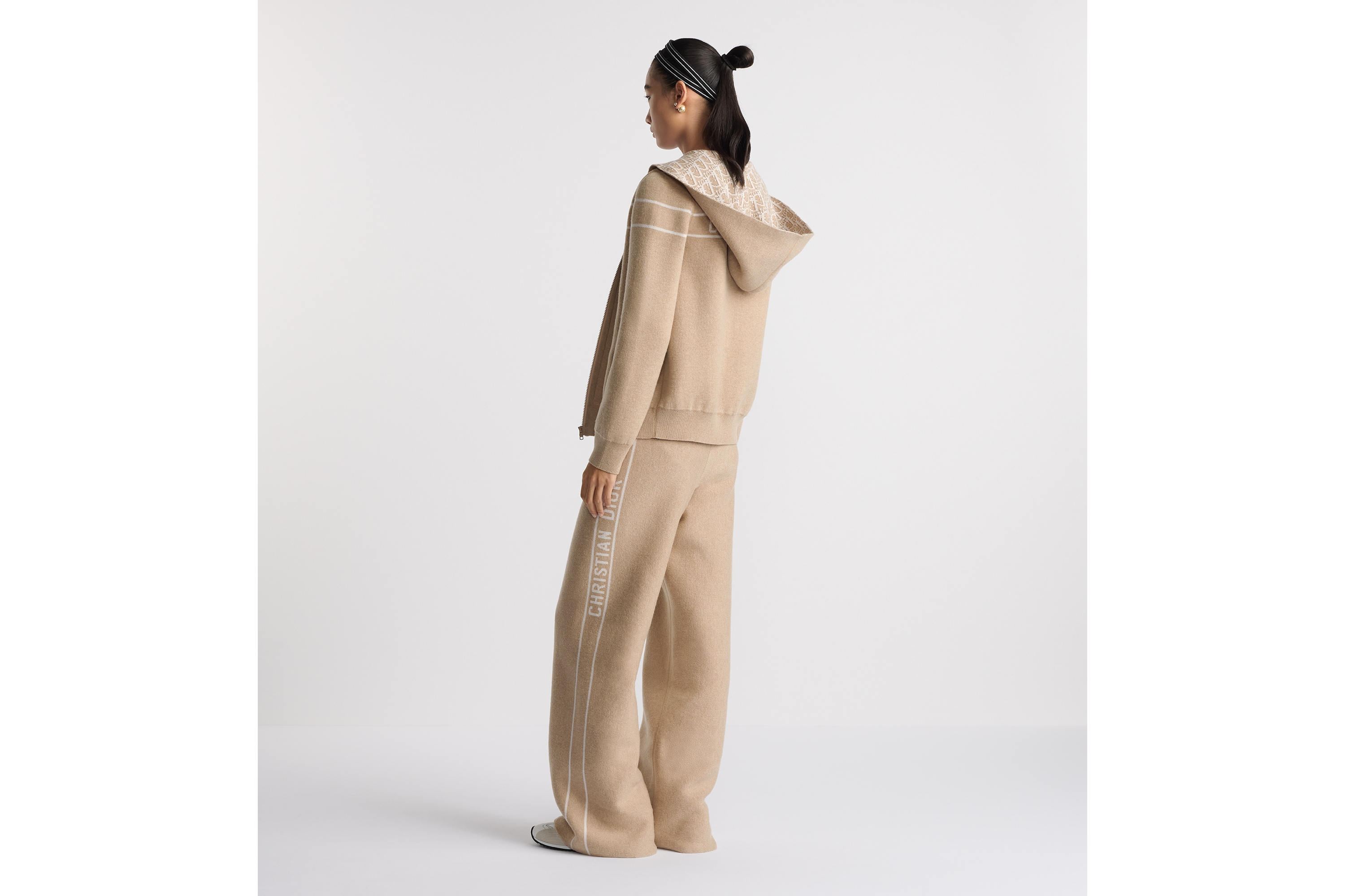 look_image_alt_prefix كنزة كرديغان ذات وجهين بسحّاب وقلنسوة كنزة محبوكة من مزيج الكشمير باللون البيج ونمط ديور أوبليك E02