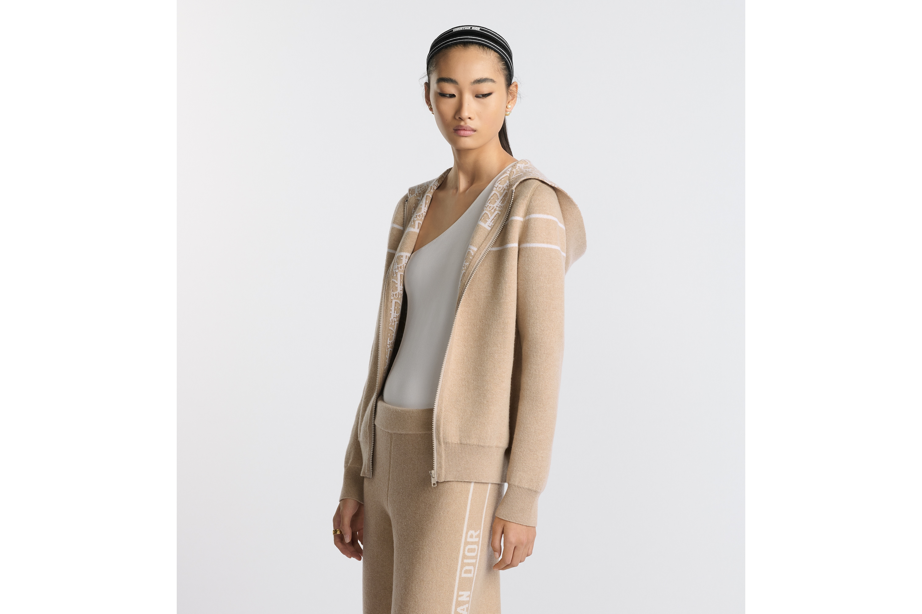 look_image_alt_prefix كنزة كرديغان ذات وجهين بسحّاب وقلنسوة كنزة محبوكة من مزيج الكشمير باللون البيج ونمط ديور أوبليك E04