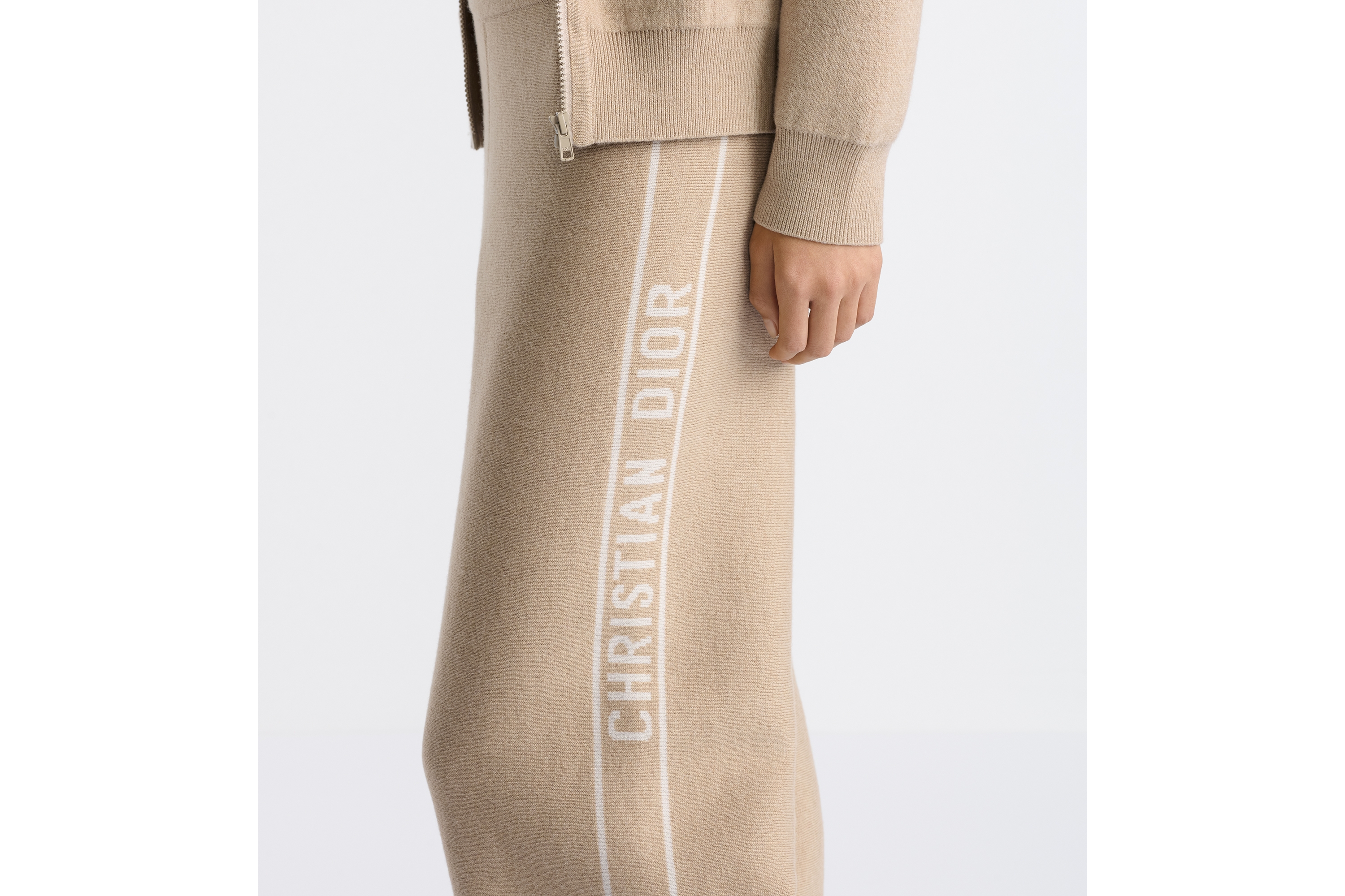 look_image_alt_prefix Omkeerbare wijduitlopende broek Beige gebreide kasjmierblend met Dior Oblique-motief E10