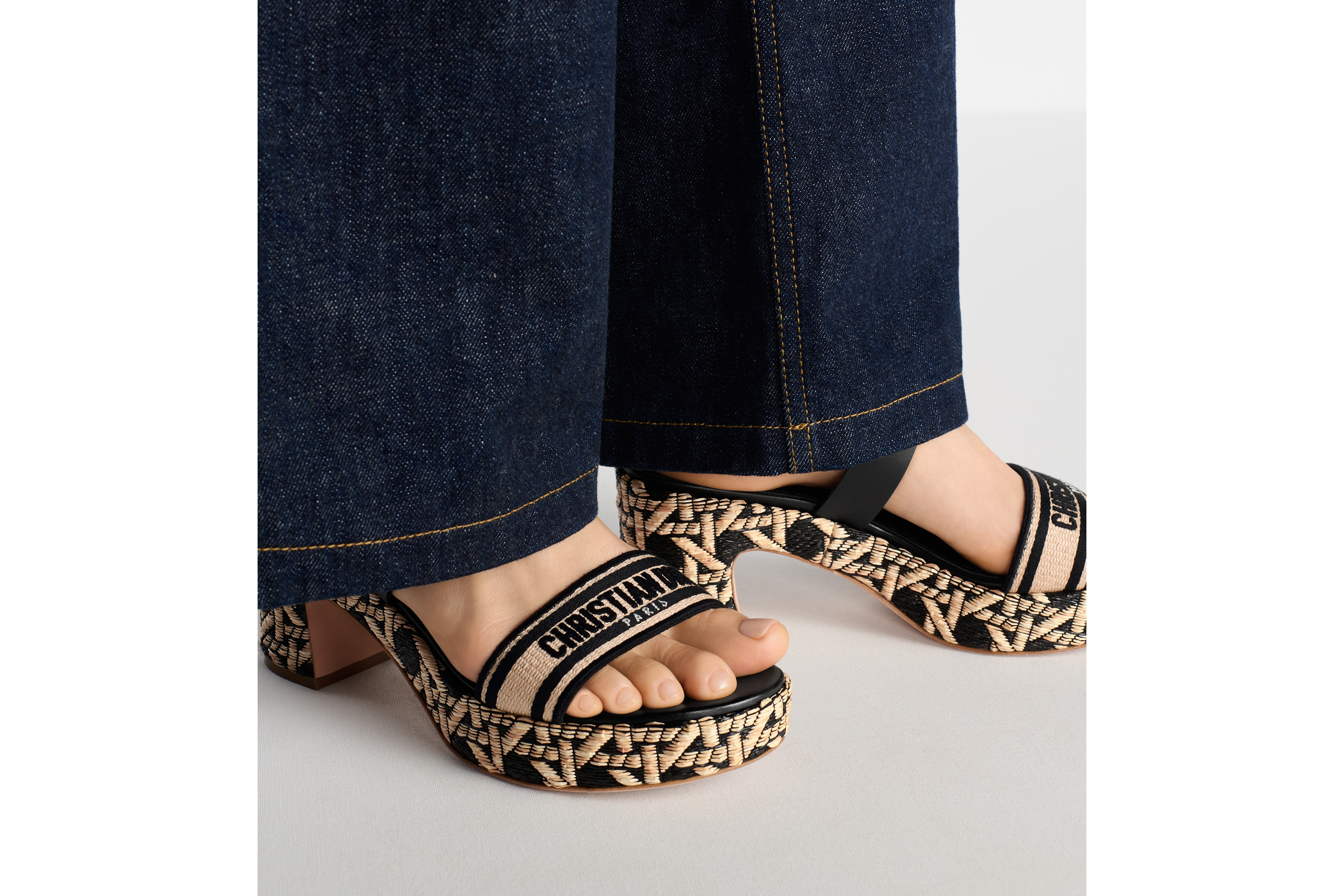 Dior 刺繍付き青サンダル 中ヒール Dior 刺繍付き青サンダル 中ヒール