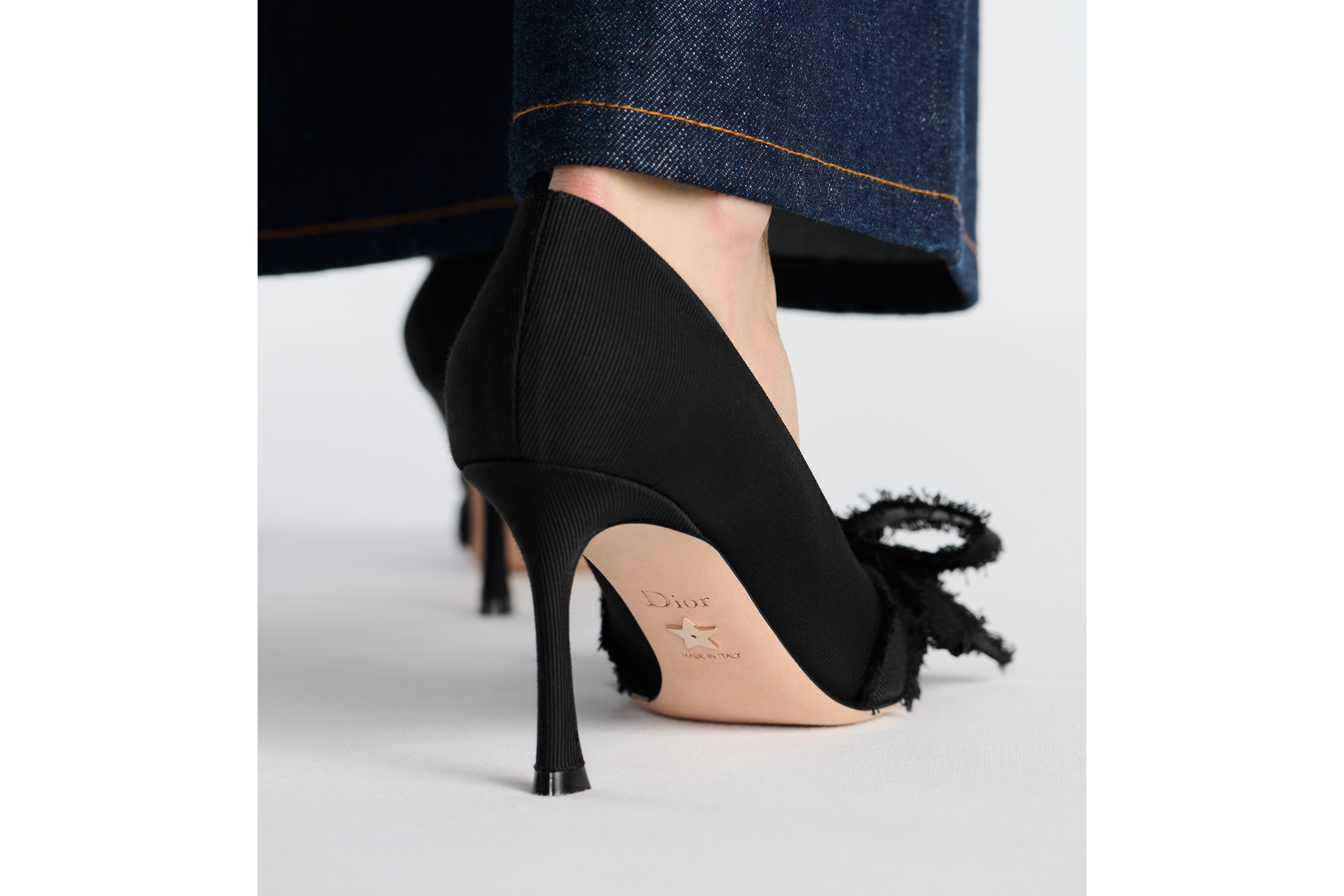 look_image_alt_prefix Adiorable-pump Zwart ripslint met franje E16