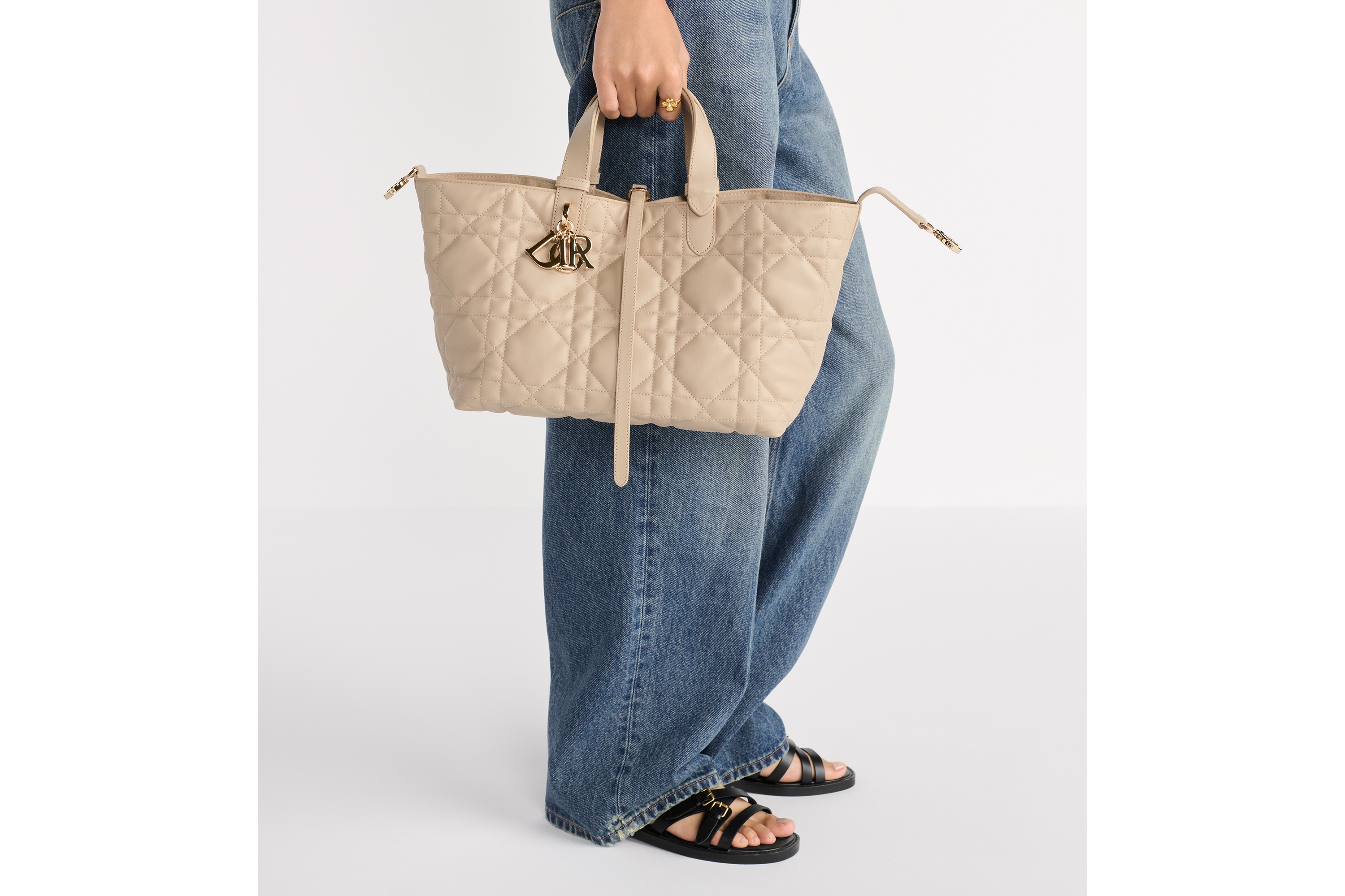 look_image_alt_prefix Mittelgroße Dior Toujours Tasche Macrocannage Kalbsleder in Puderbeige E11