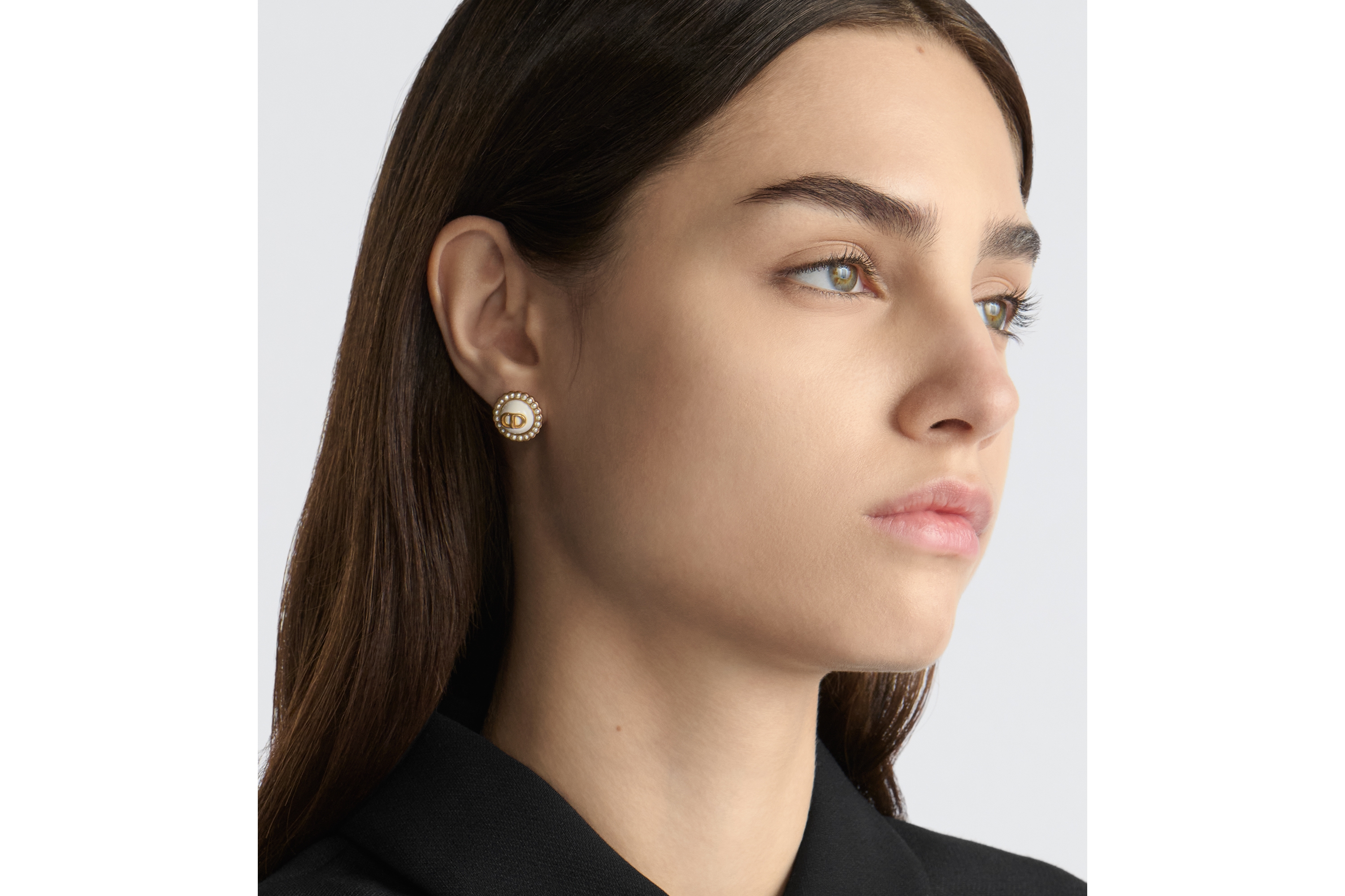 ต่างหู Petit CD Baroque โลหะเคลือบทองที่มีไข่มุกเรซินสีขาวและแก้วสีขาวลาเต้ E08