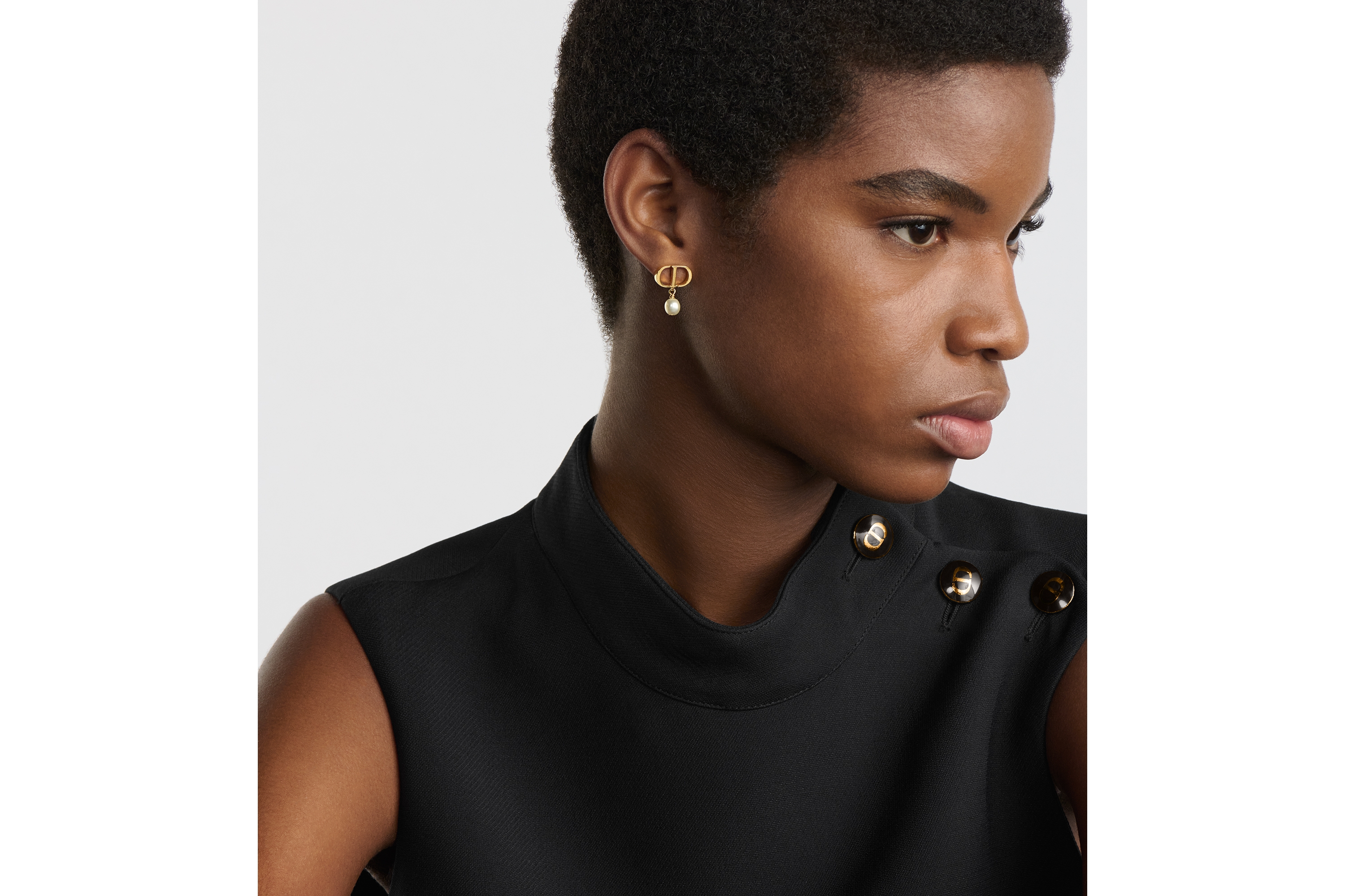 look_image_alt_prefix Petit CD 귀걸이 골드 피니시 메탈 & 화이트 레진 진주 E08