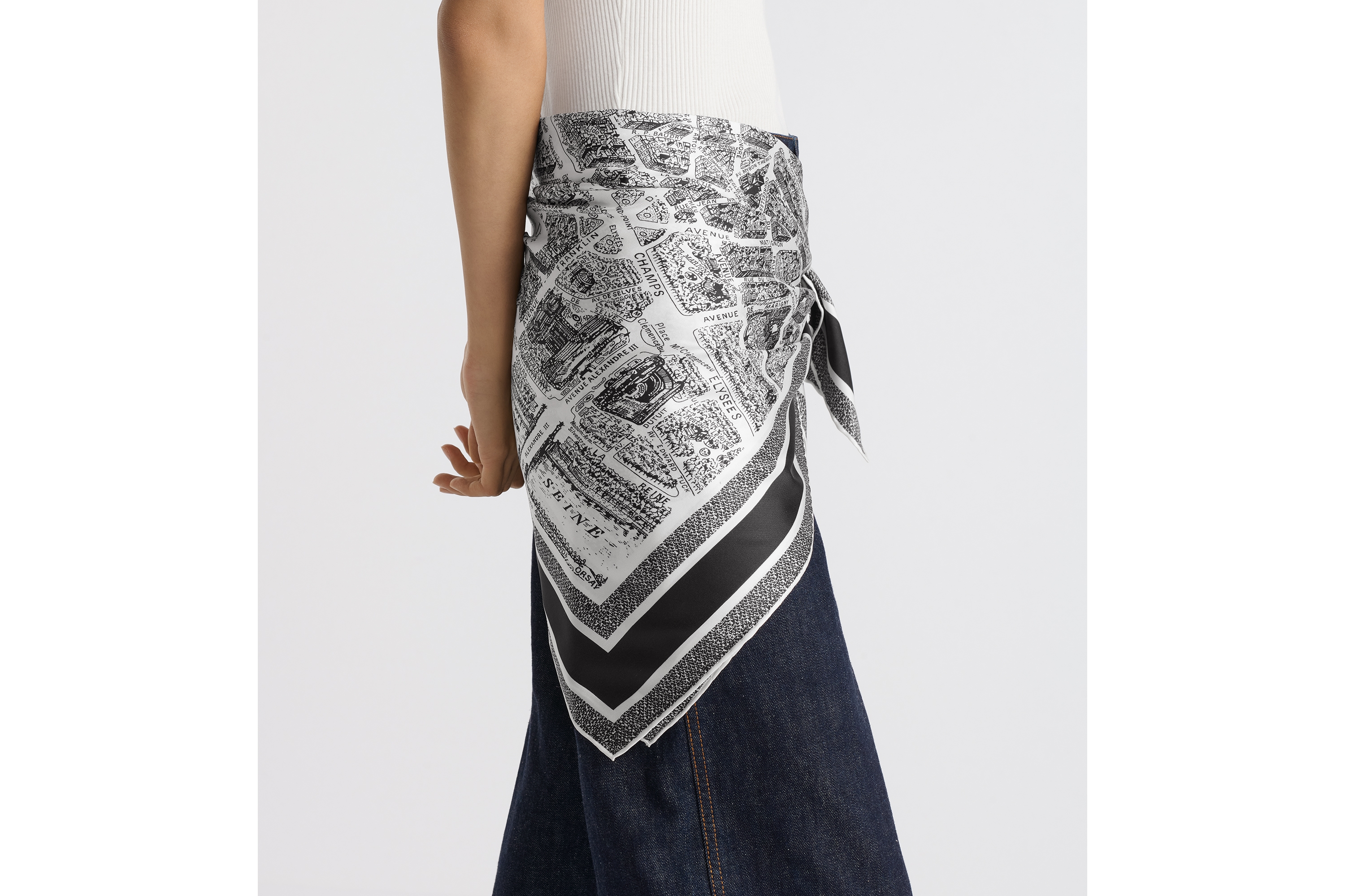 look_image_alt_prefix وشاح مربّع Plan de Paris 90 حرير بحبكة تويل باللونين الأبيض والأسود E10