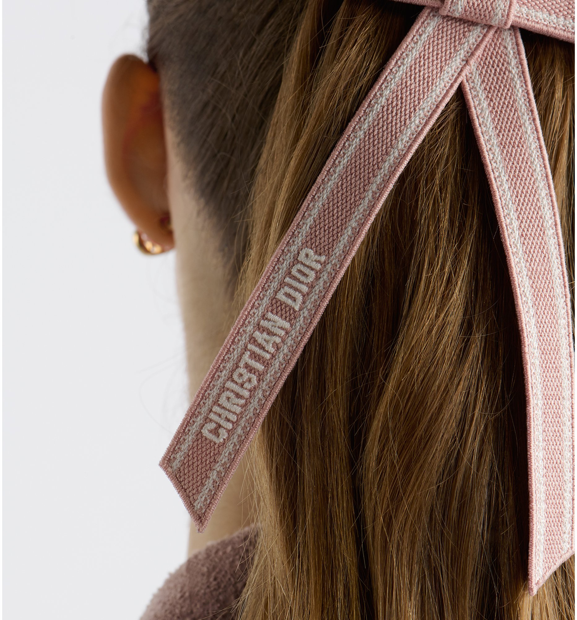 aria_look Christian Dior Embroidered Dior Twist Bow
