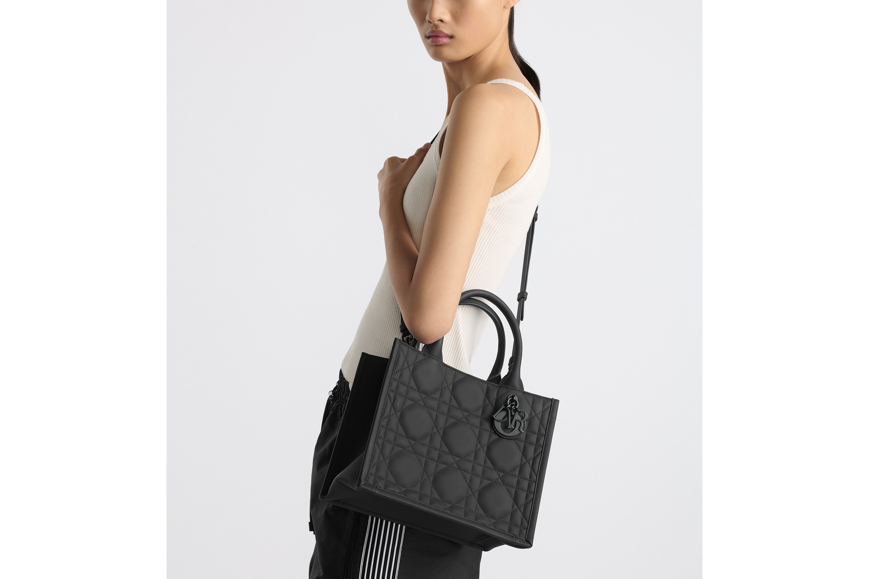 look_image_alt_prefix Dior Book Tote 小型托特包 黑色極啞光 Cannage 籐格紋小牛皮（26.5 x 22 x 14 公分） E05