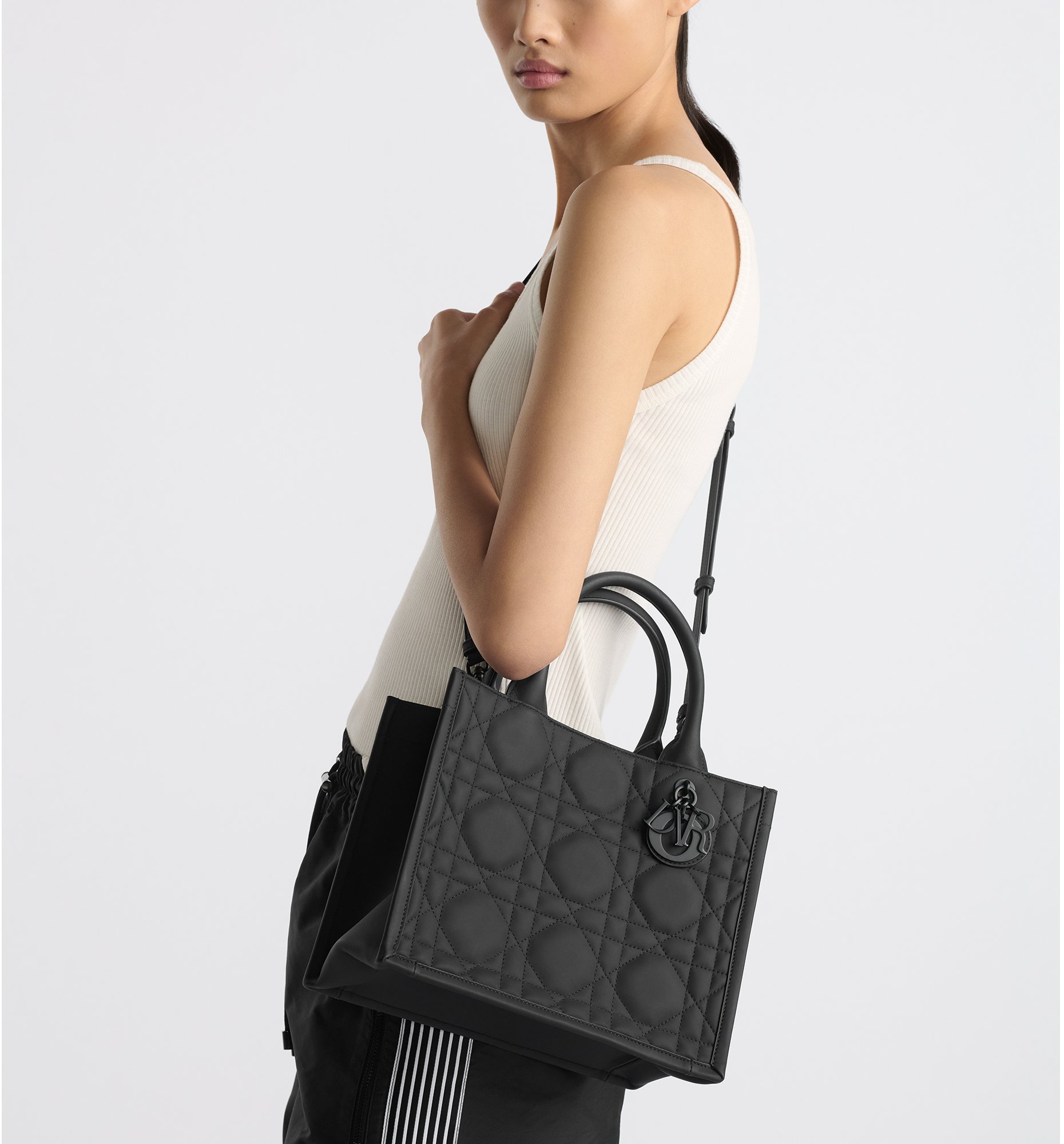 aria_look Dior Book Tote 스몰 백 aria_threeQuarterBackView