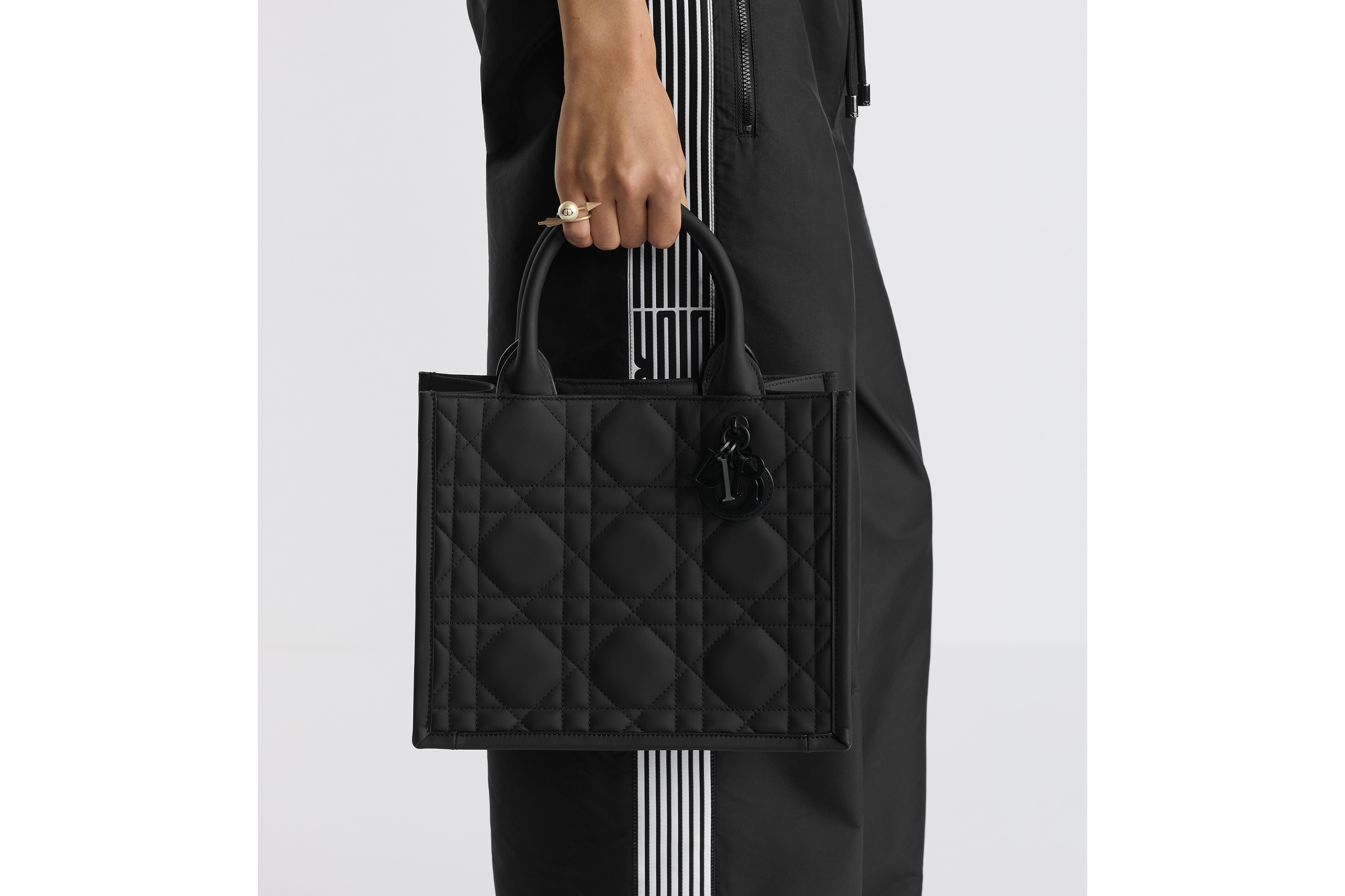 look_image_alt_prefix Dior Book Tote 小型托特包 黑色極啞光 Cannage 籐格紋小牛皮（26.5 x 22 x 14 公分） E11