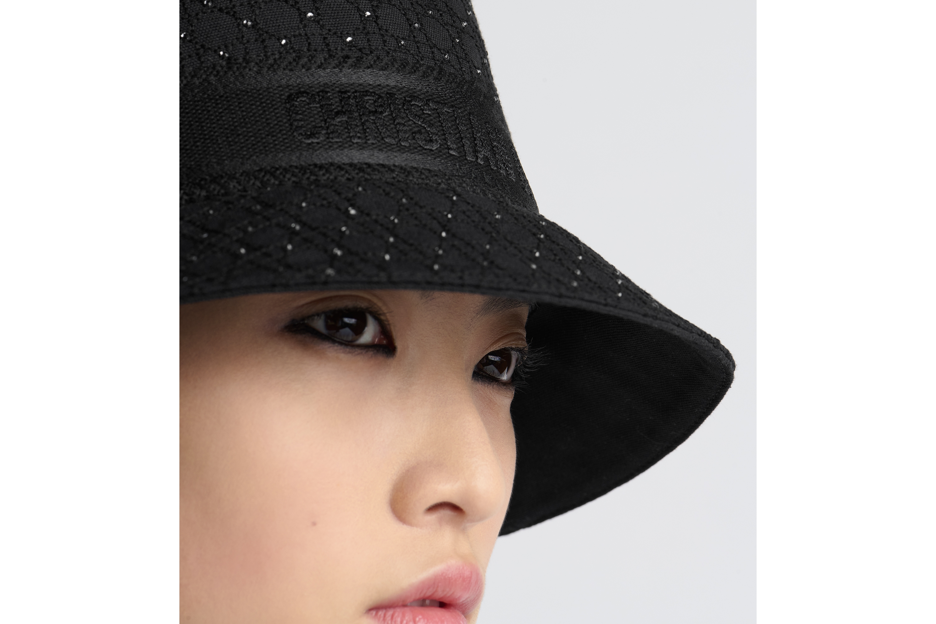 Cappello da pescatore VOGUE Handcraft Edition cammello con logo ricama