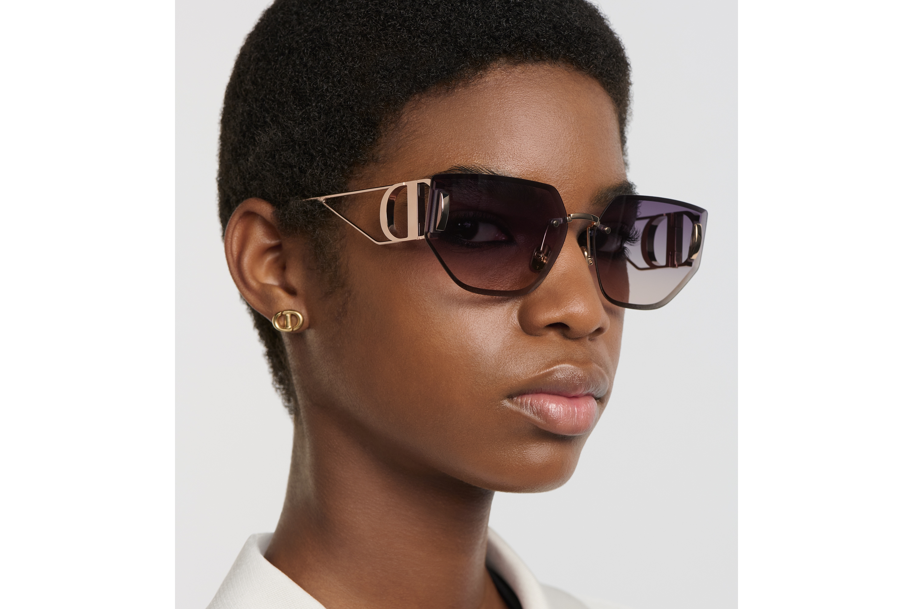 30Montaigne B3U Lunettes de soleil papillon dégradées de violet à nude E08