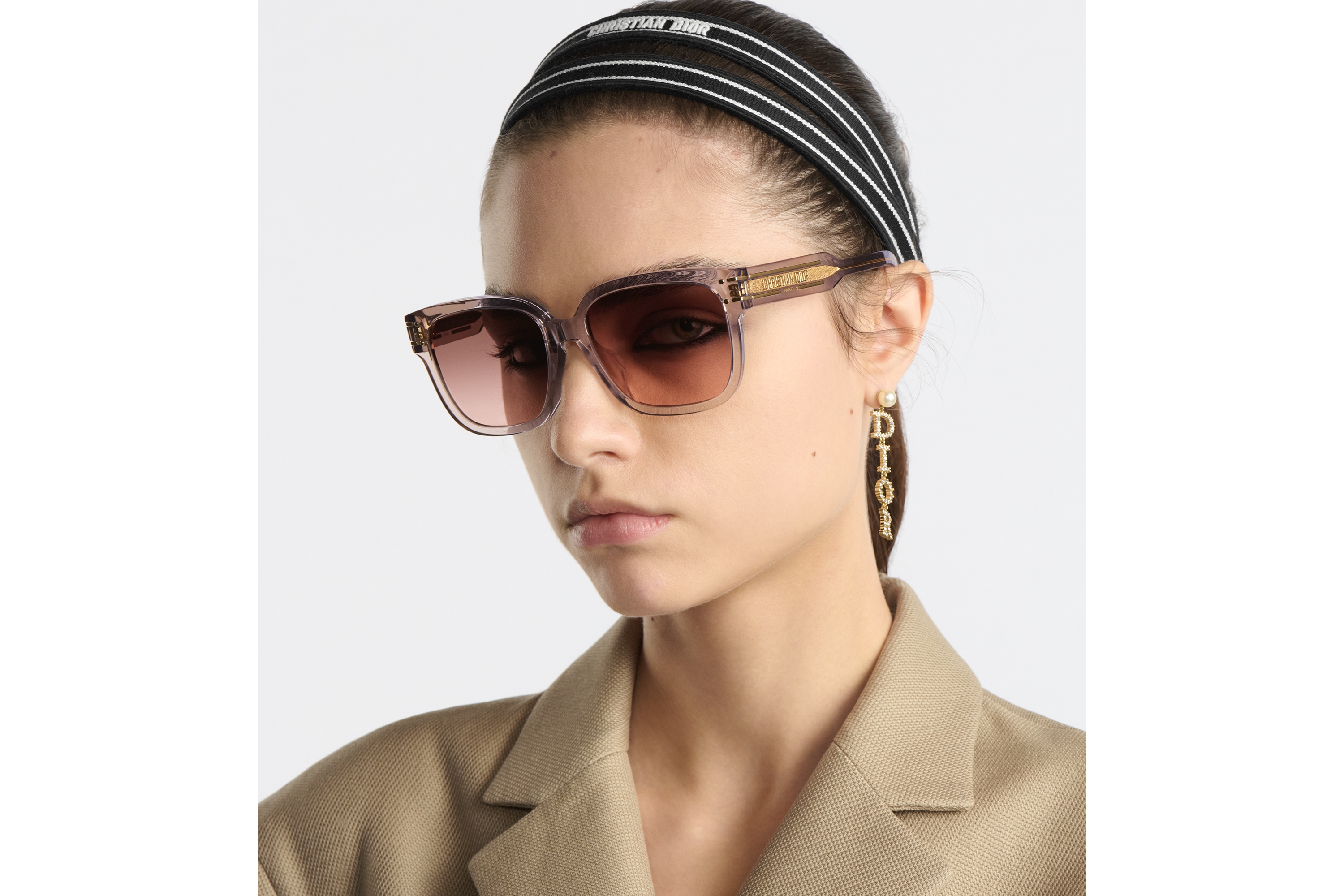 DiorSignature S7F แว่นตากันแดดทรงสี่เหลี่ยมจัตุรัสสีแซนด์เบจใส E07