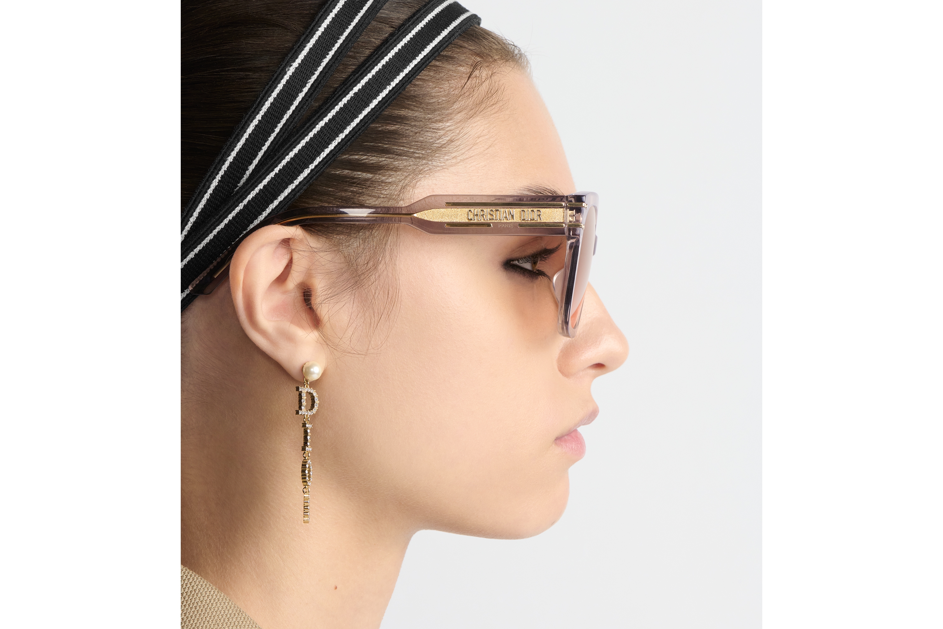 DiorSignature S7F แว่นตากันแดดทรงสี่เหลี่ยมจัตุรัสสีแซนด์เบจใส E08