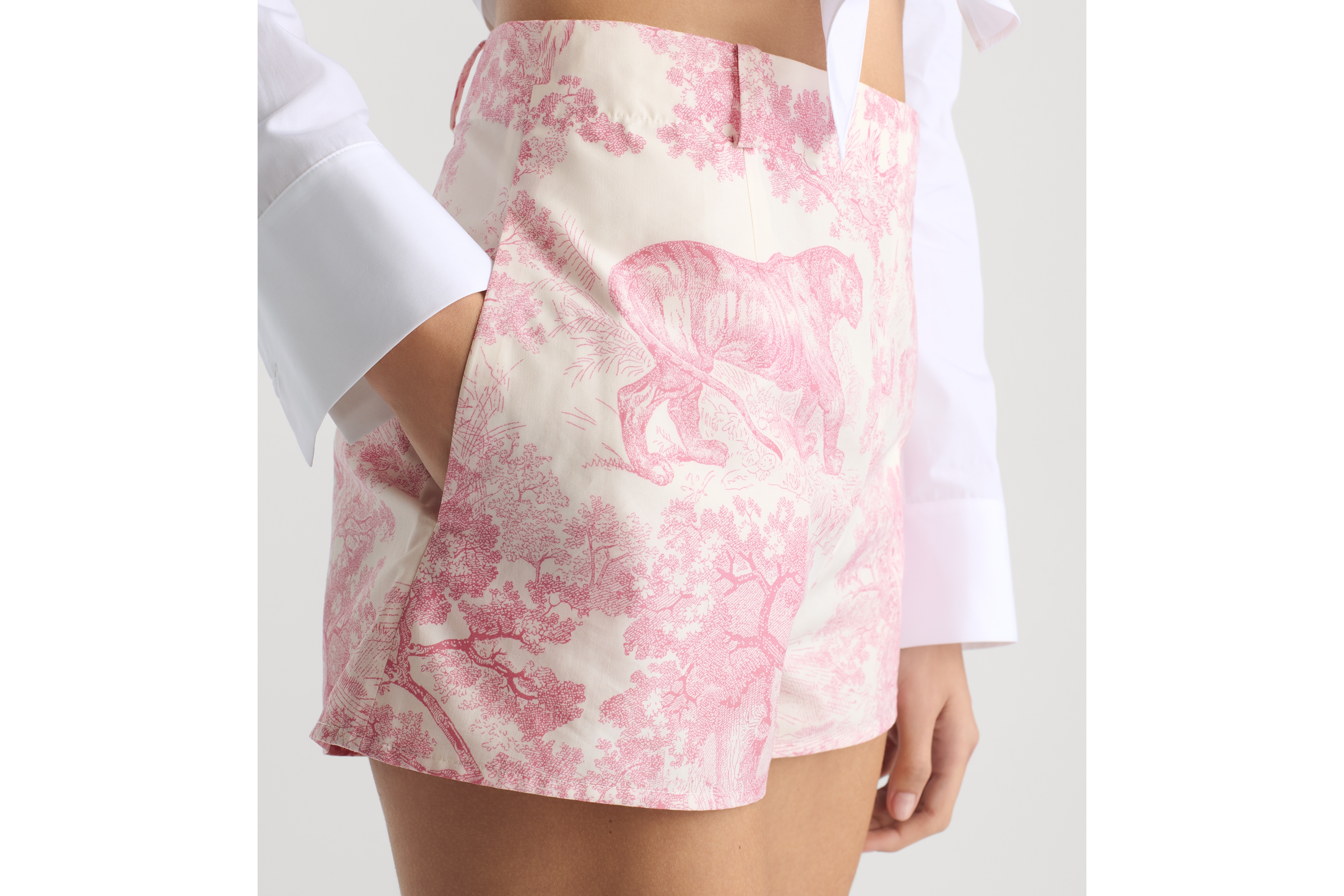 Look Dioriviera Shorts White Cotton and Silk Poplin with Cherry Blossom Pink Toile de Jouy Sauvage Motif E04