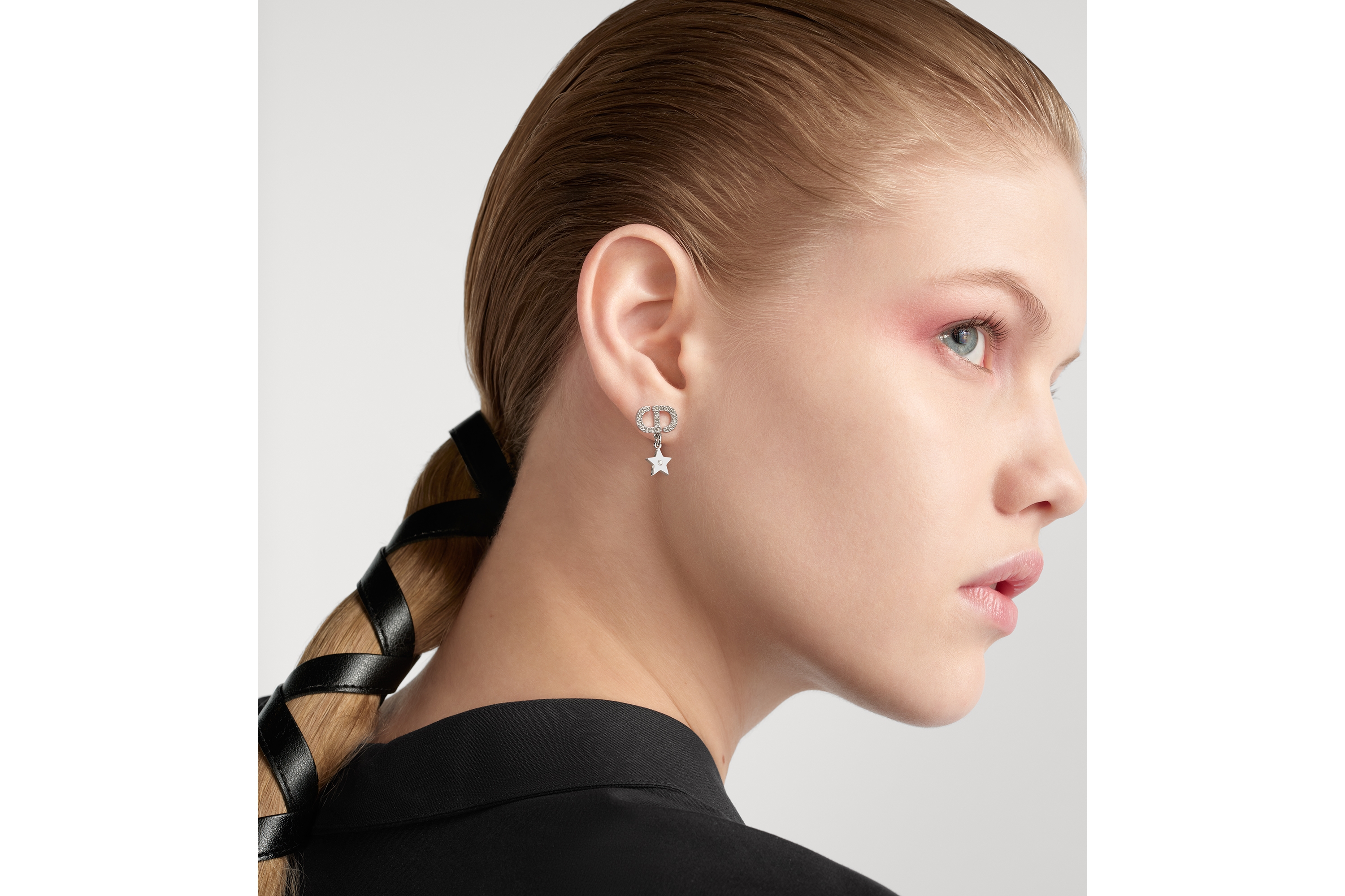 Look Boucles d'oreilles Petit CD Lucky Charms Métal finition argentée, perle en résine blanche et cristaux argentés E08