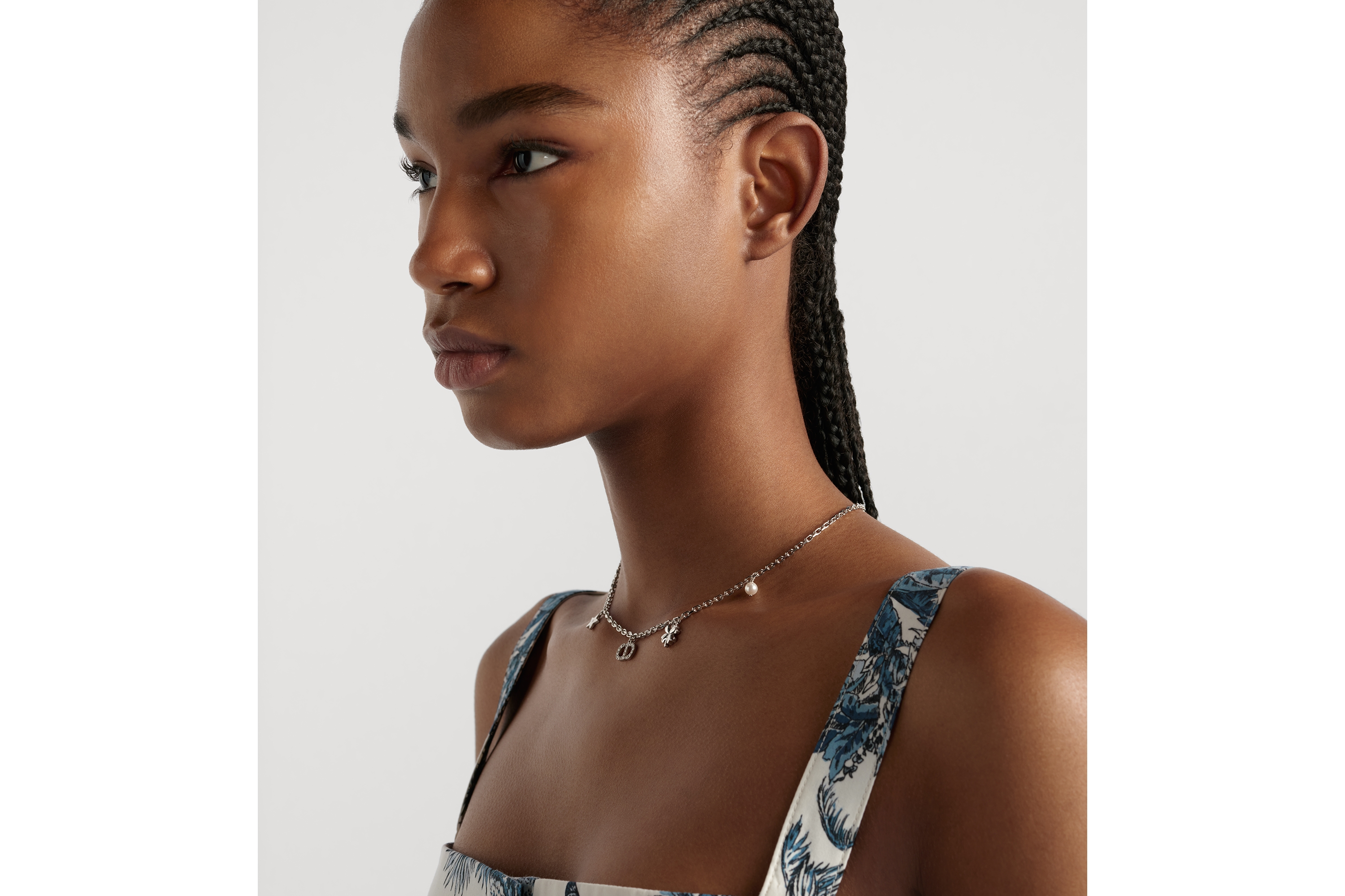 look_image_alt_prefix Petit CD Lucky Charms-ketting Zilverkleurig metaal met een witte harsparel en zilverkleurige kristallen E07