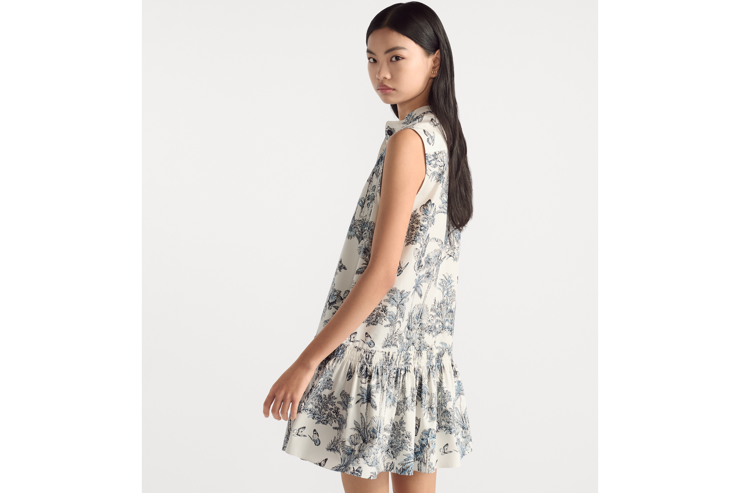 look_image_alt_prefix Rechte Dioriviera-jurk met ruches Poplin van katoen en zijde met wit en blauw Toile de Jouy Palms-motief E05