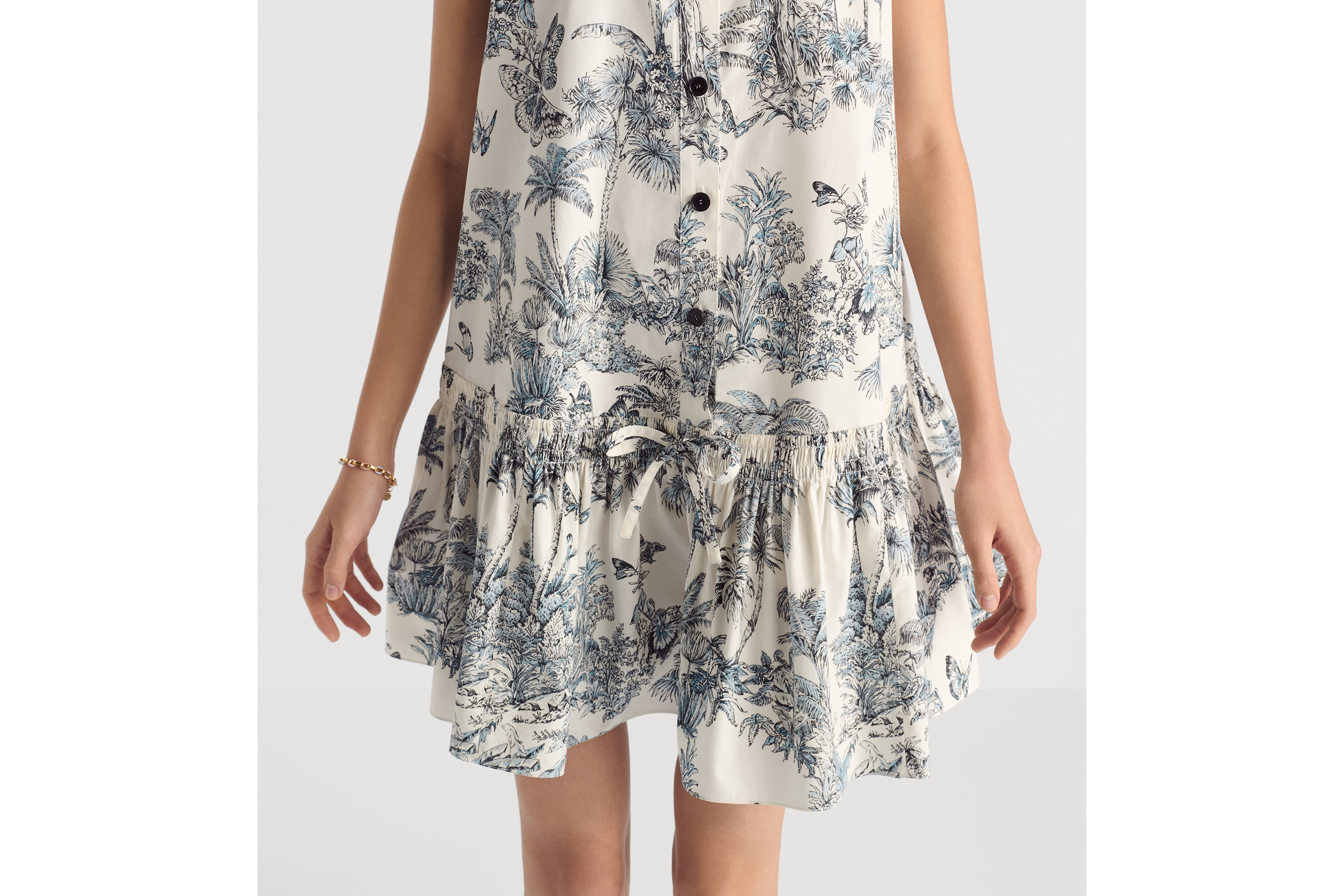 look_image_alt_prefix Rechte Dioriviera-jurk met ruches Poplin van katoen en zijde met wit en blauw Toile de Jouy Palms-motief E13