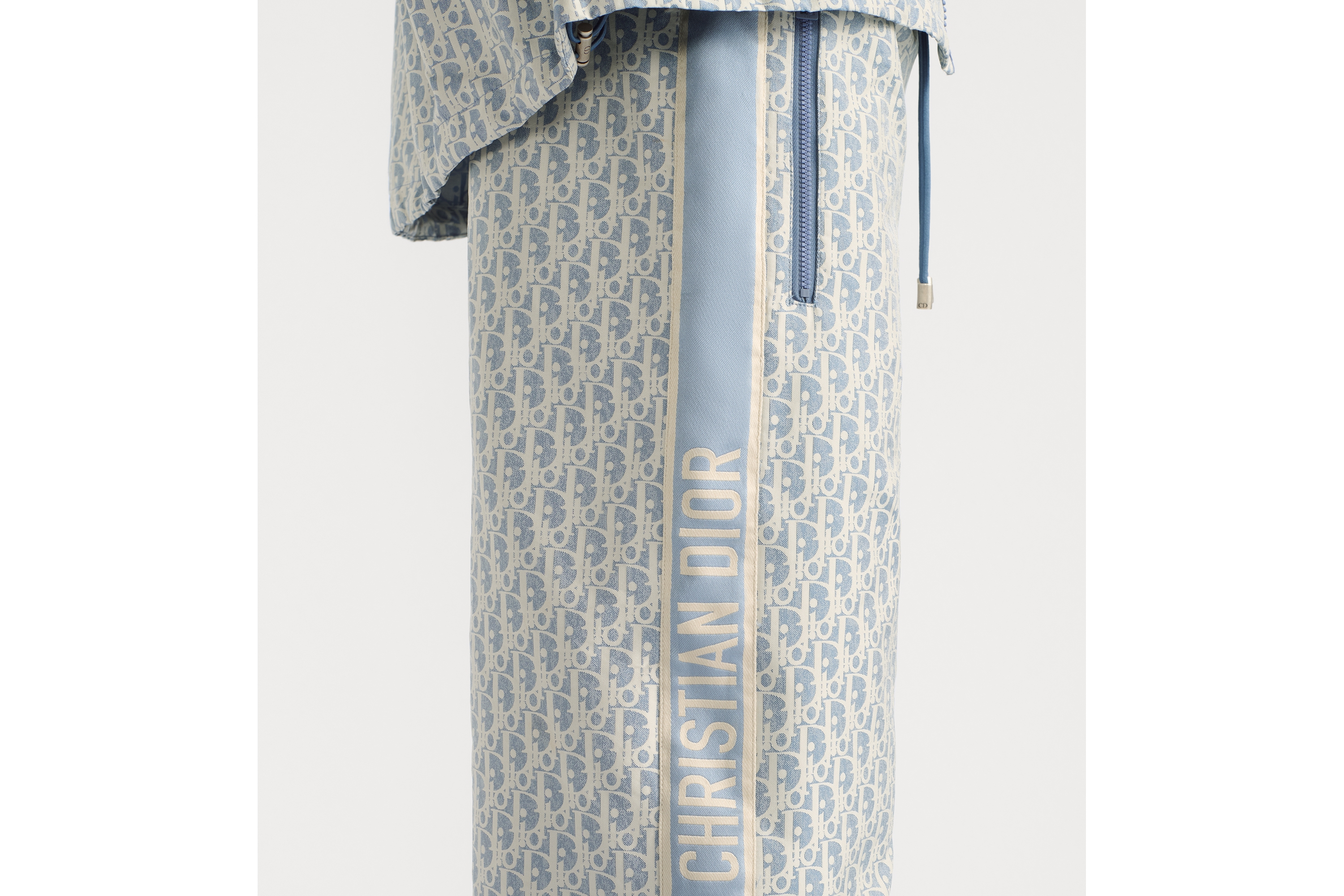 Look Pantalon évasé Dioriviera Jacquard de taffetas technique à motif Dior Oblique bleu et blanc E11