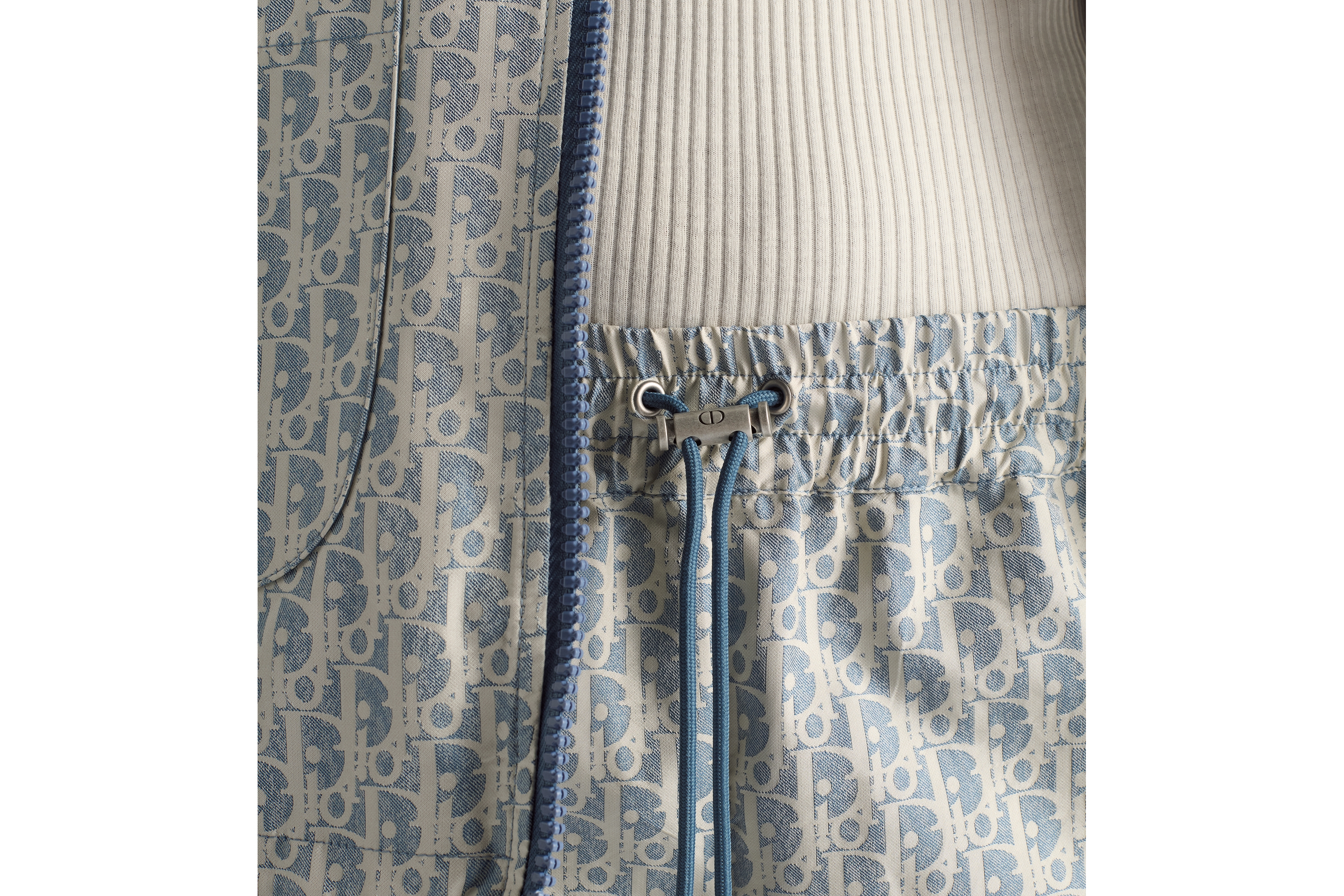 Look Pantalon évasé Dioriviera Jacquard de taffetas technique à motif Dior Oblique bleu et blanc E13