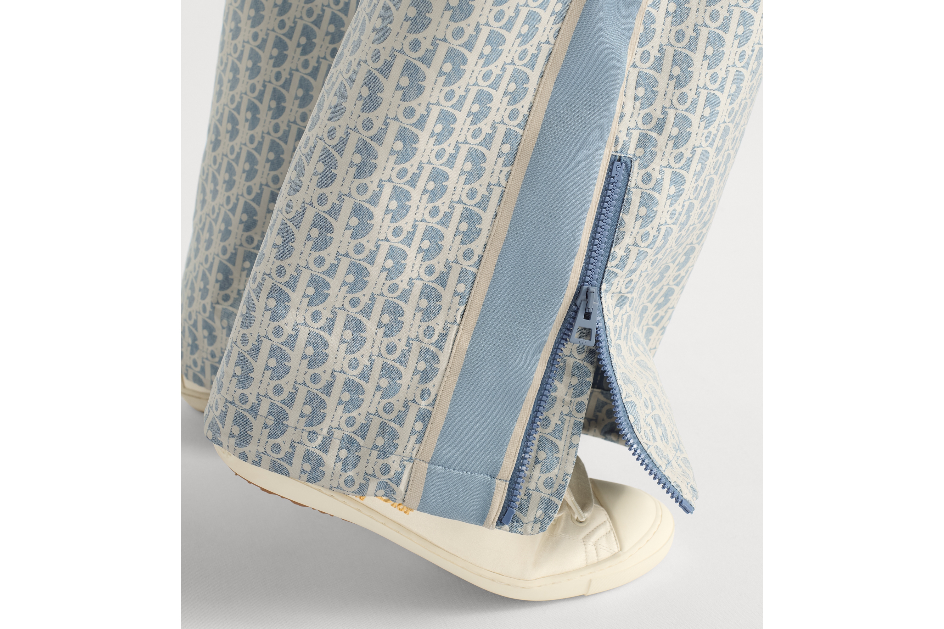 Look Pantalon évasé Dioriviera Jacquard de taffetas technique à motif Dior Oblique bleu et blanc E15