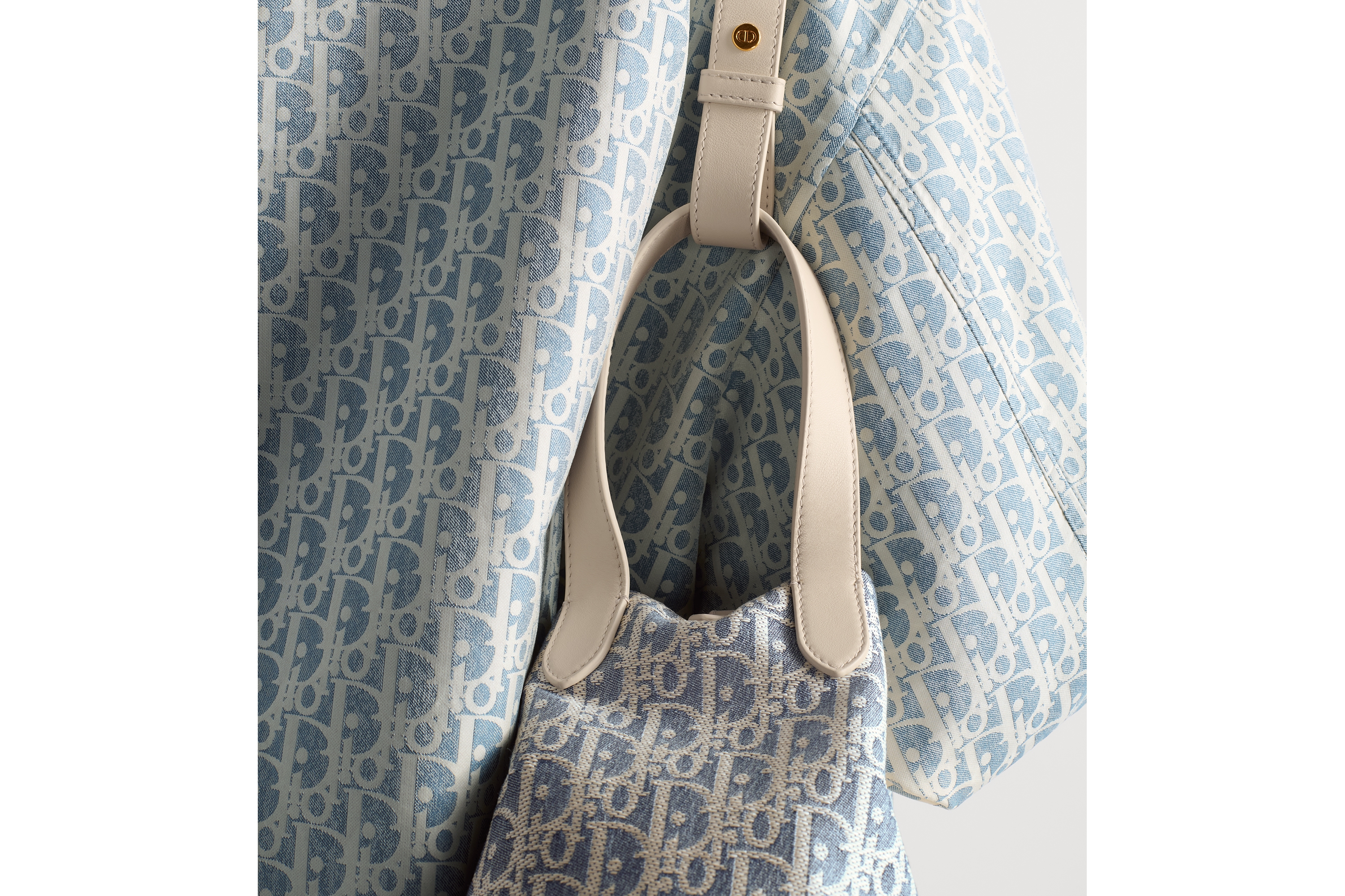 Look Sac seau Signature Small Tissu Chambray avec effet raphia Dior Oblique bleu et cuir de veau lisse couleur biscuit clair E18