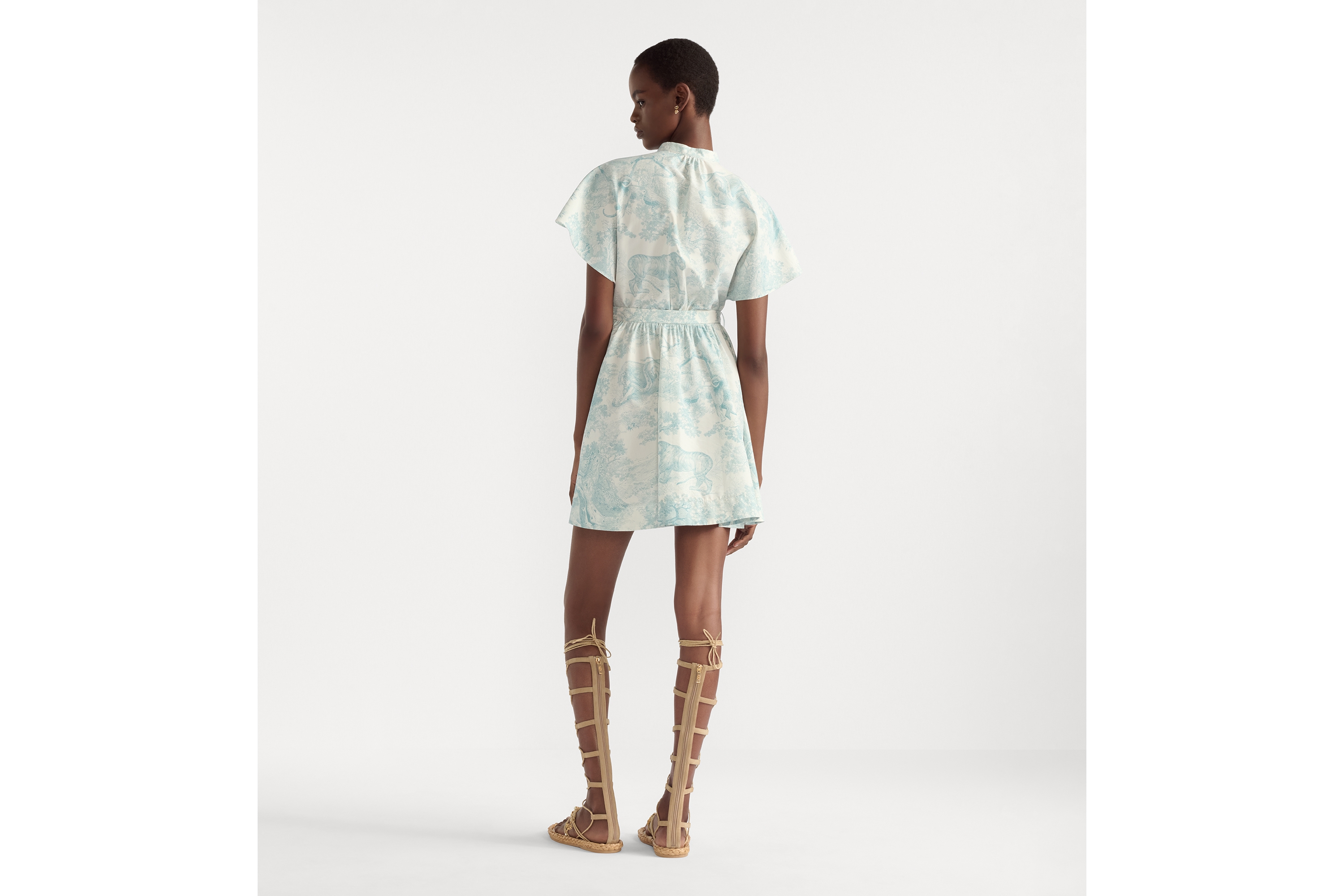 Look Robe-chemise courte Dioriviera Popeline de coton et soie blancs à motif Toile de Jouy Sauvage vert muguet E02